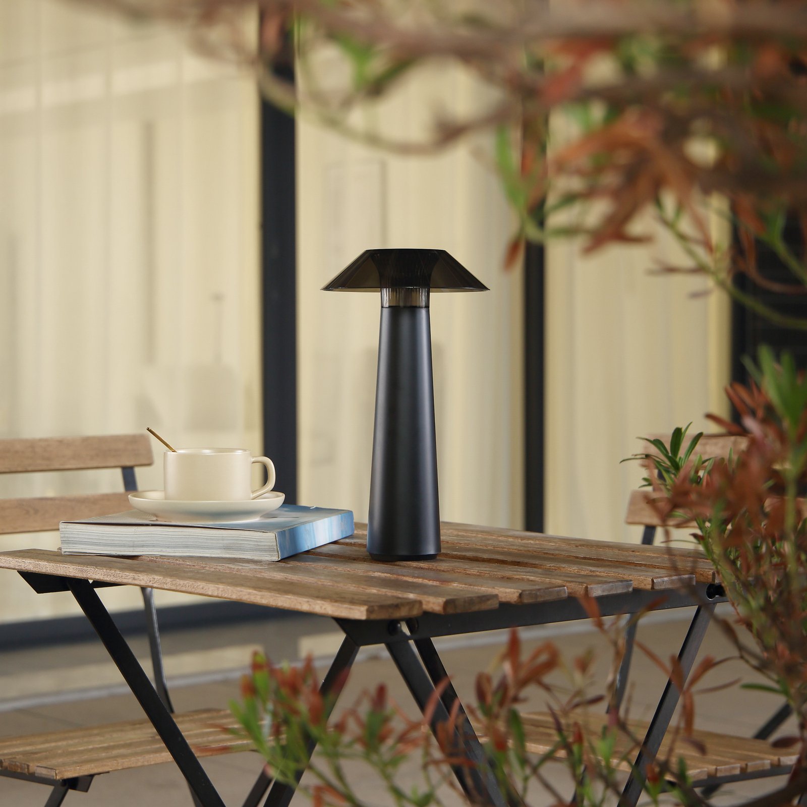 Lindby Candeeiro de mesa de exterior recarregável LED Gomba, preto,