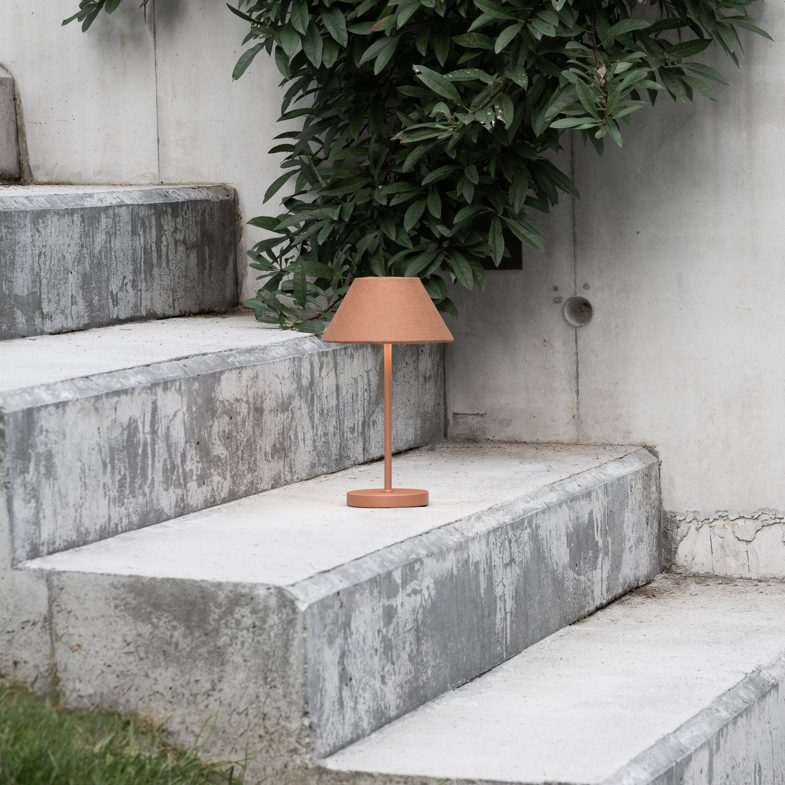 Teya LED rechargeable table lamp, terracotta, 26cm, IP44 - Watt & Veke