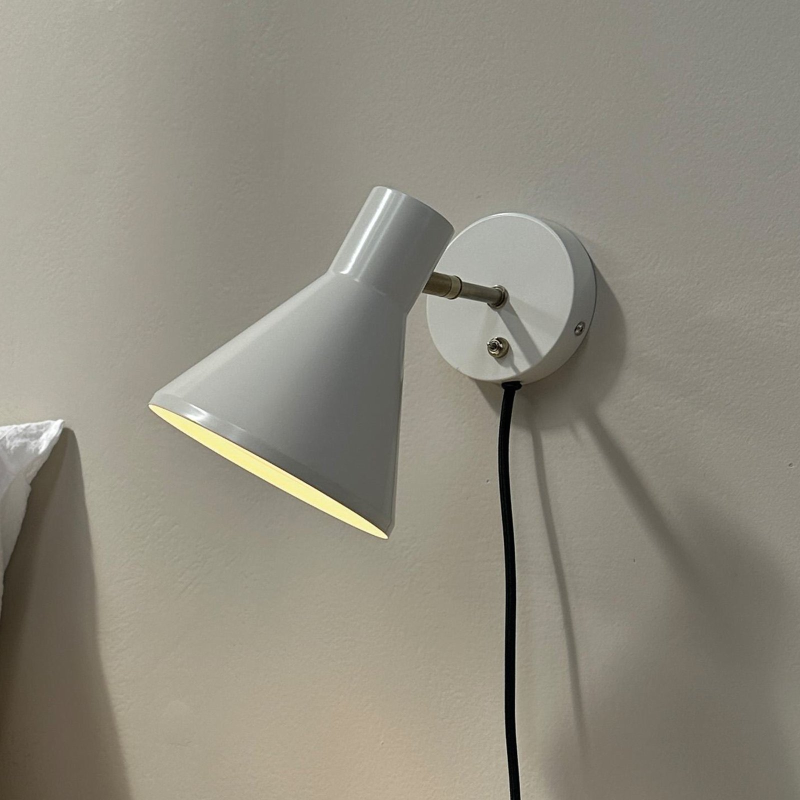 Dyberg Larsen vegglampe Sleep, kitthvit, Ø 15 cm, stål