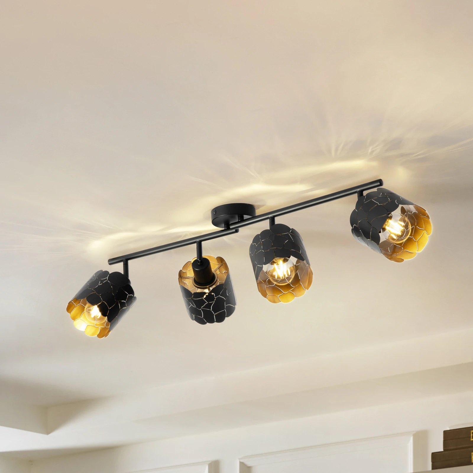 Lindby loftlampe Aralena, sort/guld, 4 lyskilder, længde 97 cm