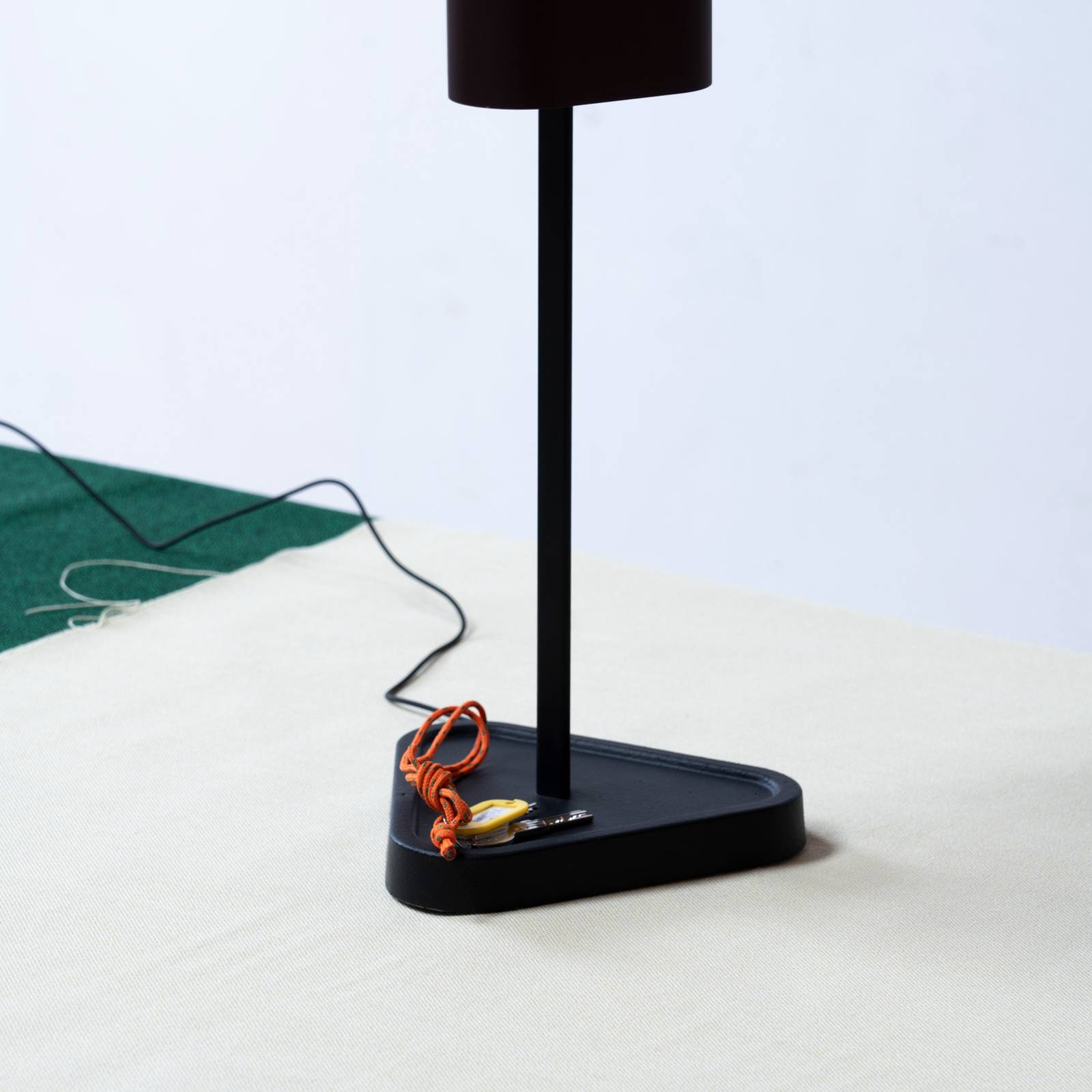 Lampa stołowa LED Emi firmy FLOS, ciemnoczerwona, ściemniana, wysokość 114