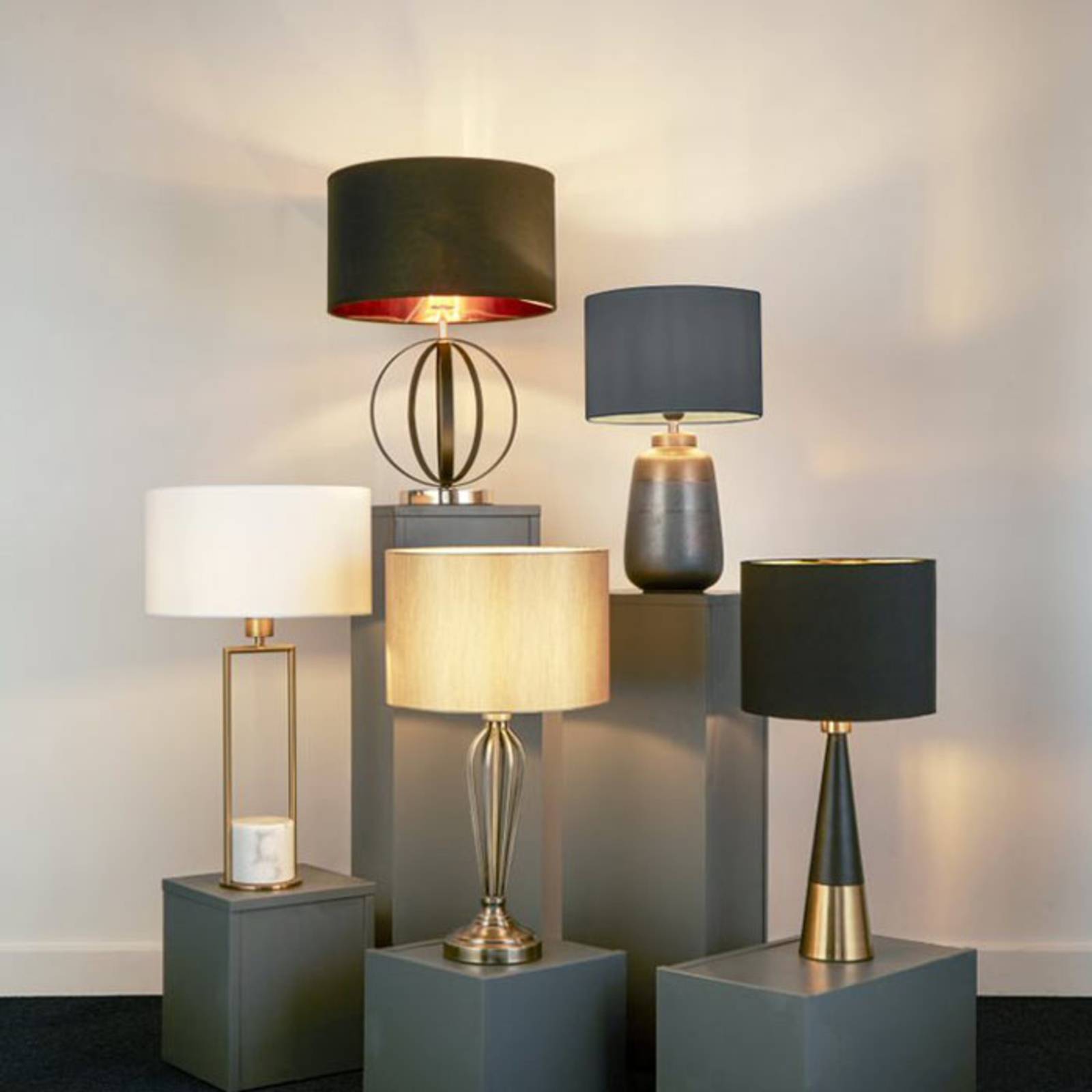 Pyramid table lamp, black and copper