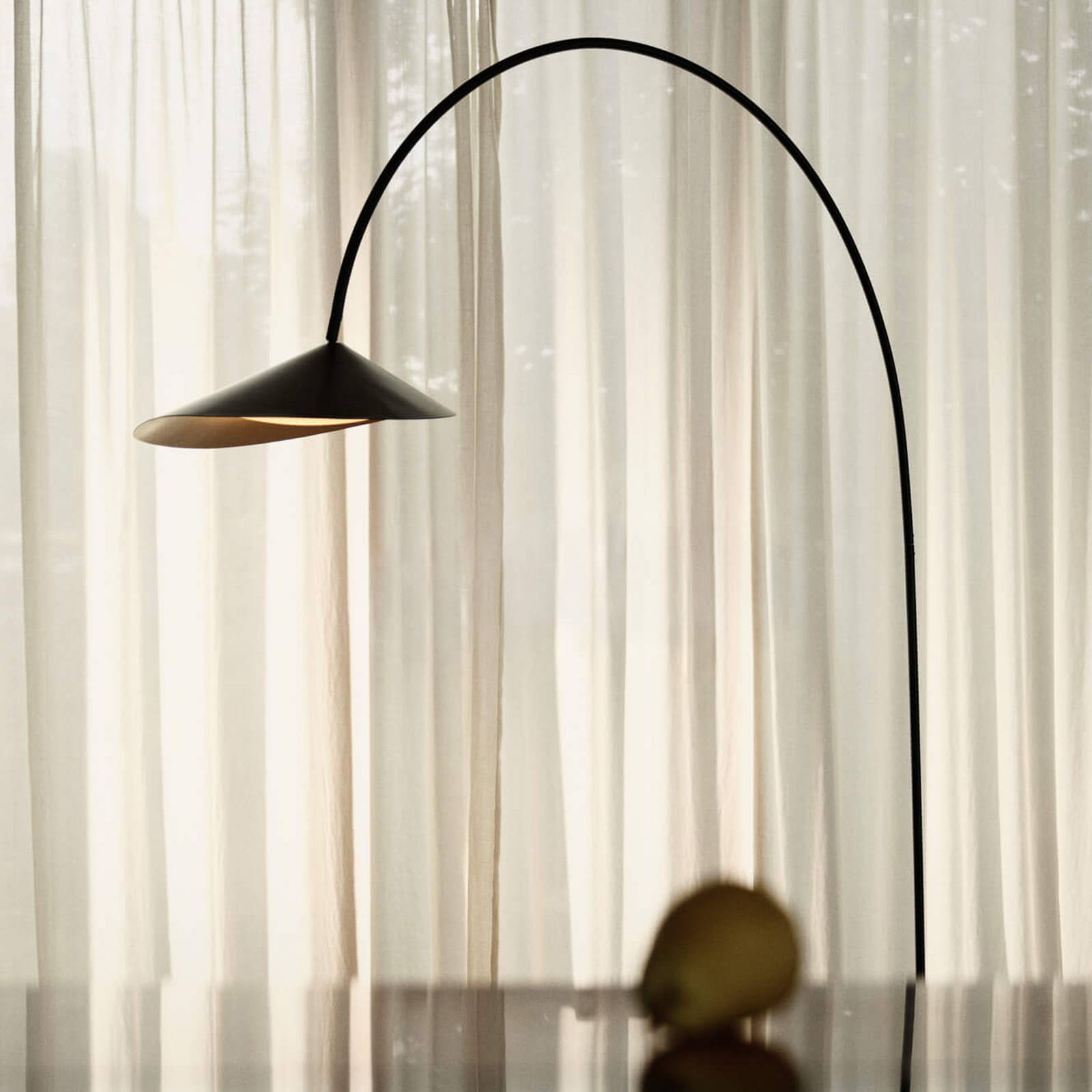 Lampadaire Arum, noir, métal/marbre, 205 cm - ferm LIVING Lampadaire Arum, noir, métal/marbre, 205 cm - ferm LIVING