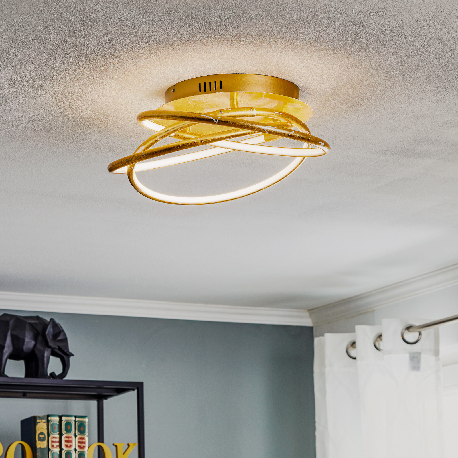 Barna: una lámpara LED de techo de diseño dorado