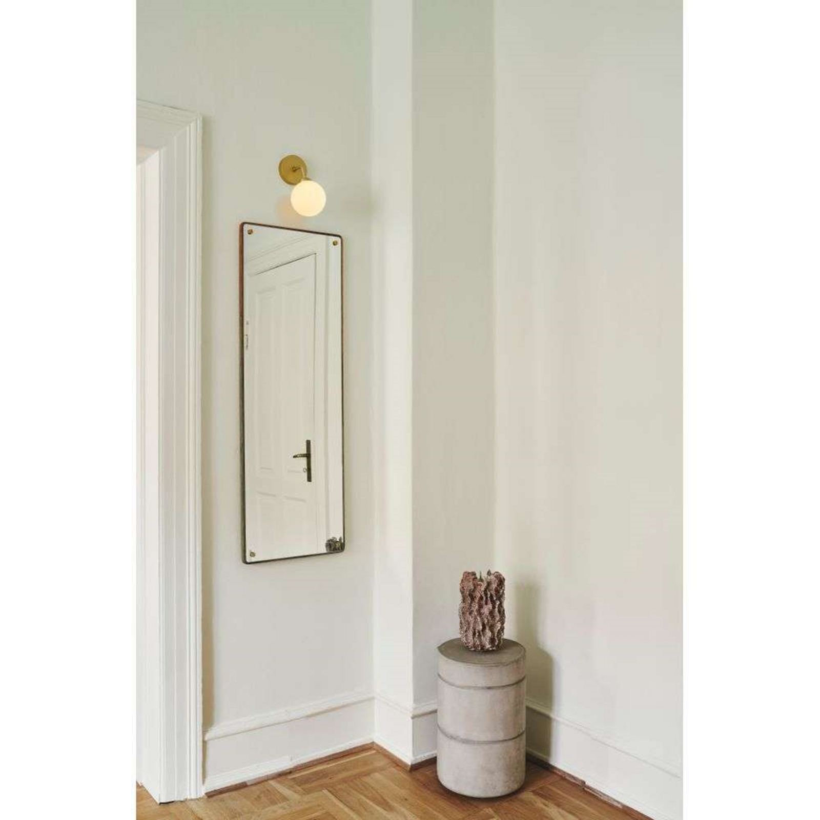 Nuura wandlamp Apiales, hoogte 24 cm, messingkleurig/opaal
