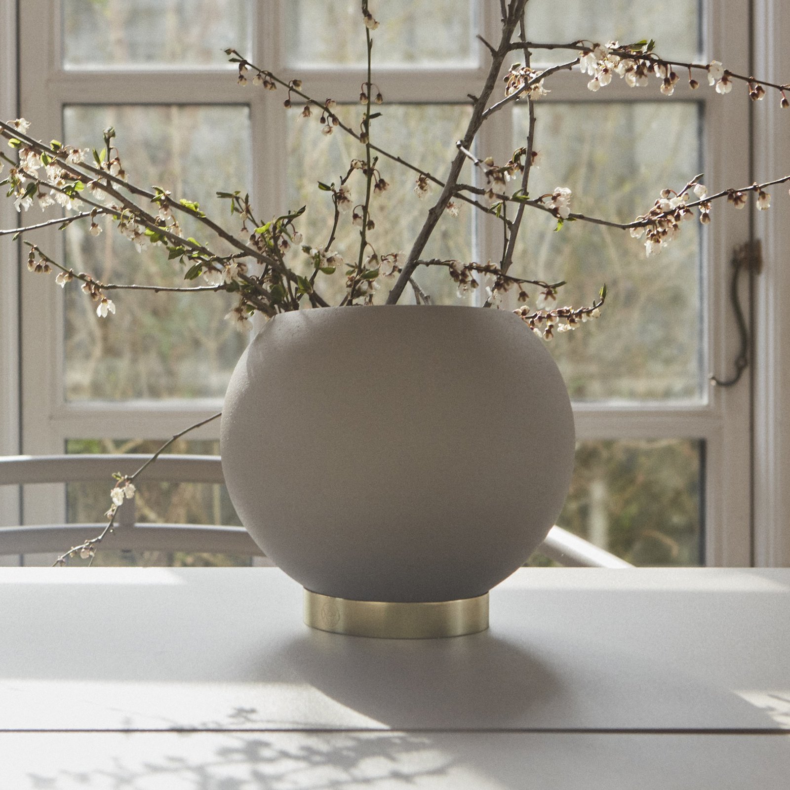 AYTM Globe flower pot, Ø 17 cm, grey-brown, aluminium, steel