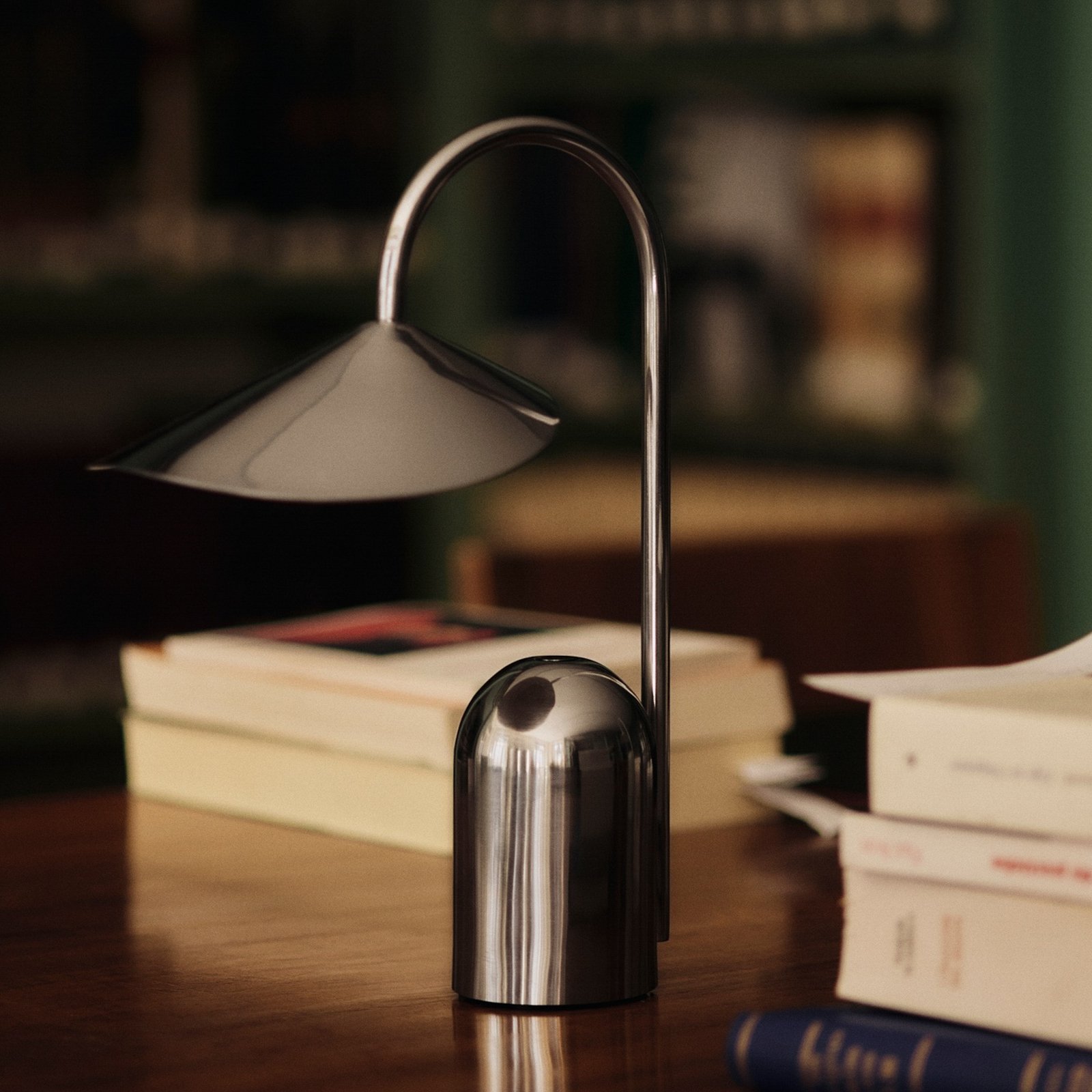 Arum LED-Akku-Tischlampe, Edelstahl, Höhe 30cm - ferm LIVING