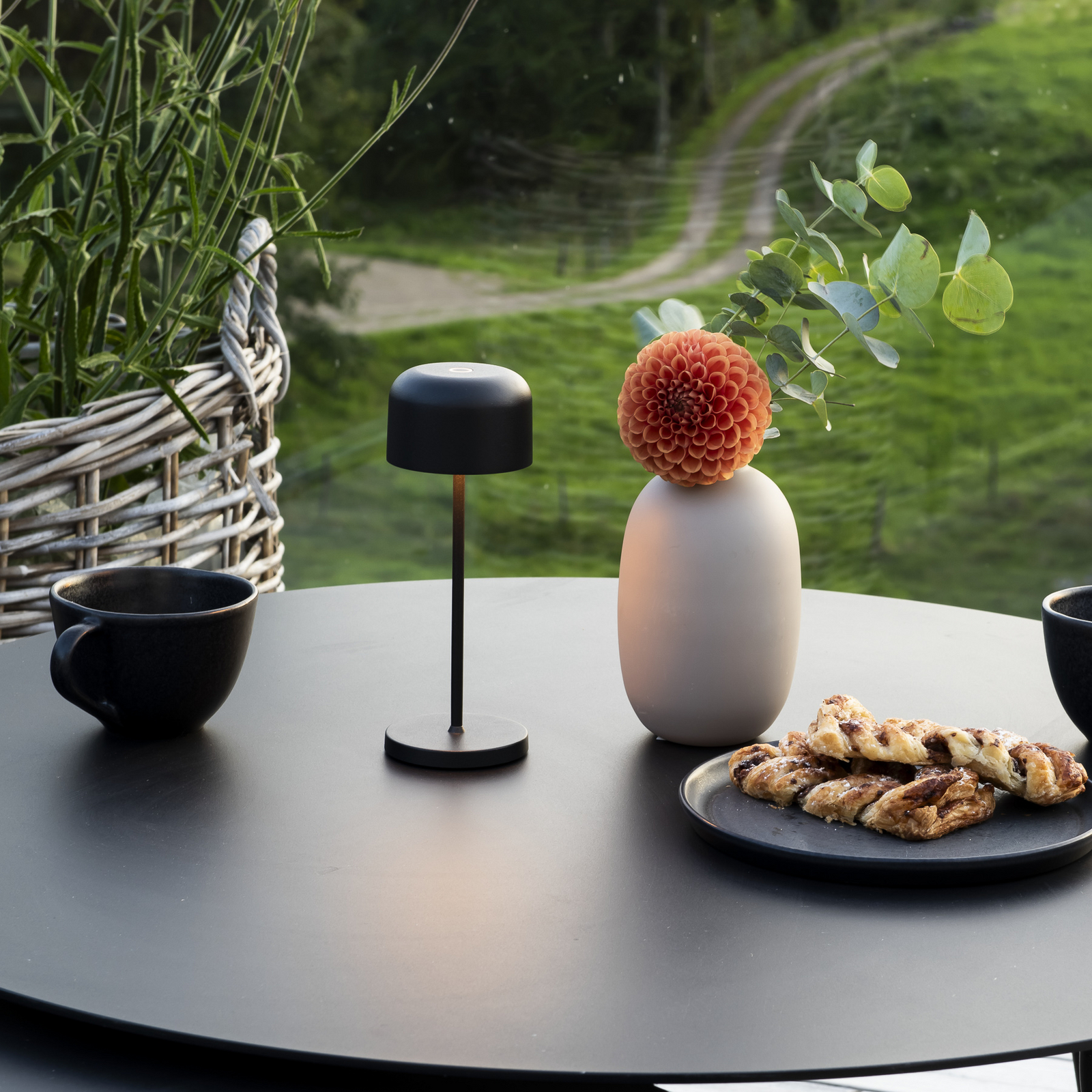 LED tafellamp Lille, hoogte 20 cm, zwart, IP54, USB