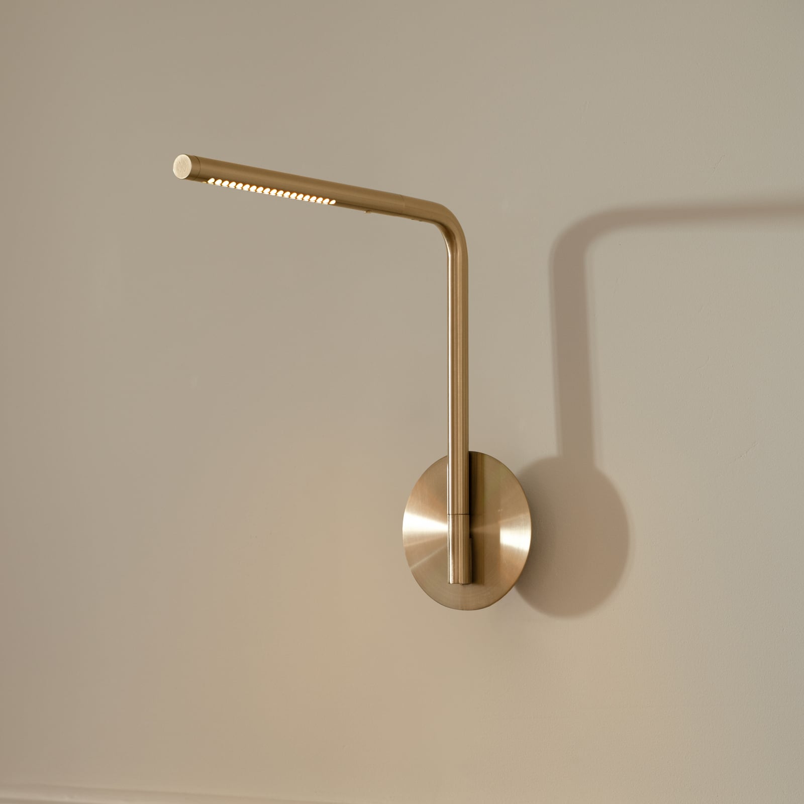 Omni Pivot LED-Wandlampe, messingfarben, dimmbar - UMAGE