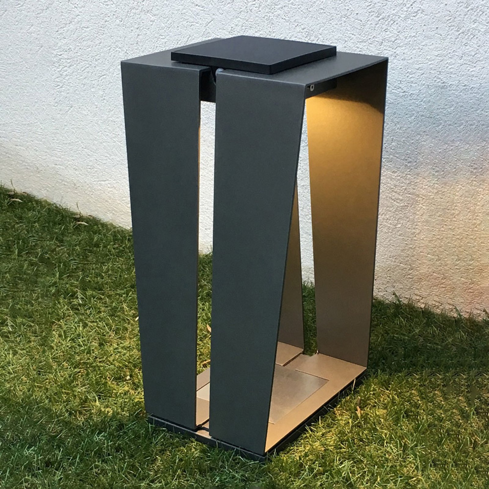 LED solární lucerna Skaal z hliníku, 40 cm, šedá