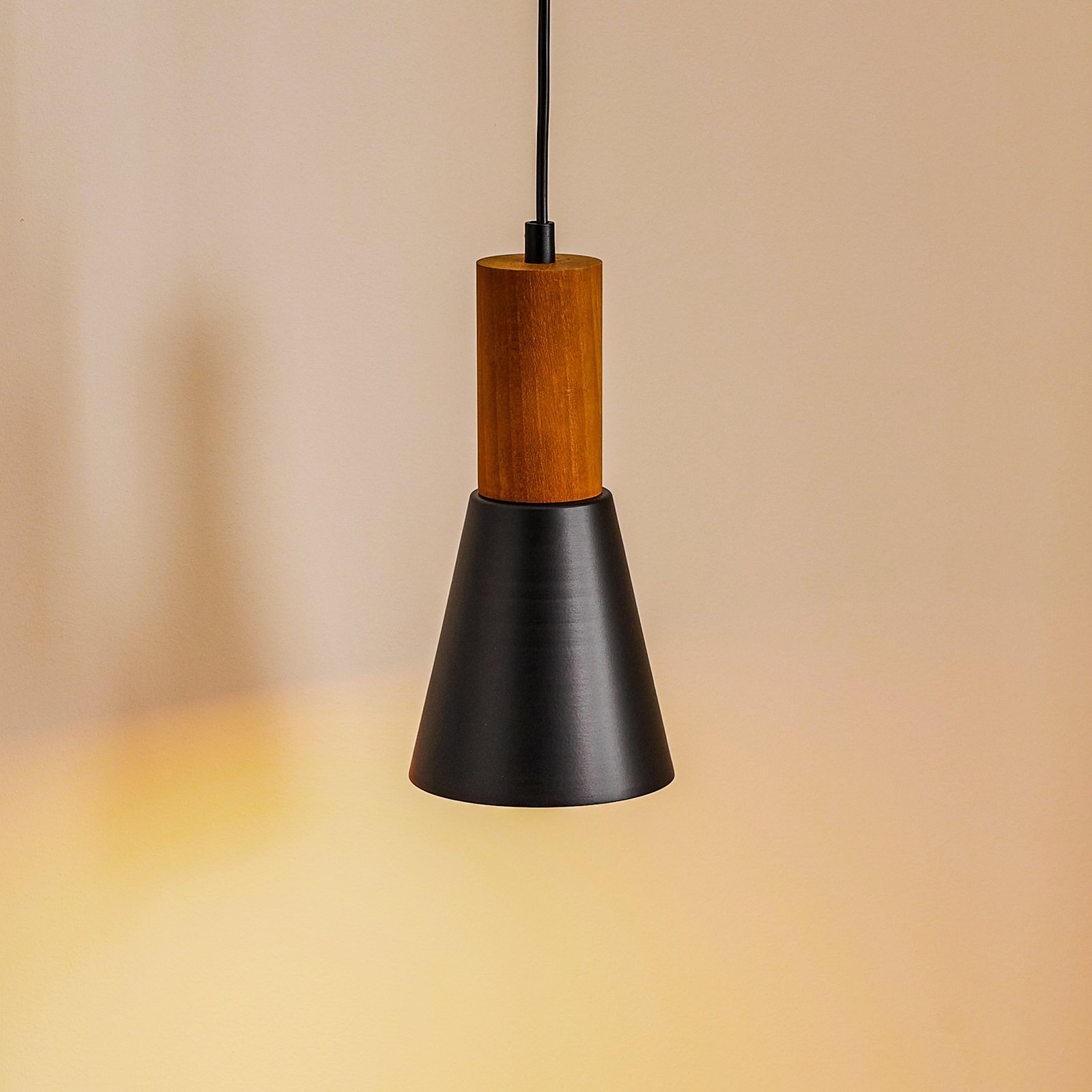 Lámpara colgante Esma, negra, detalle madera, 1 luz