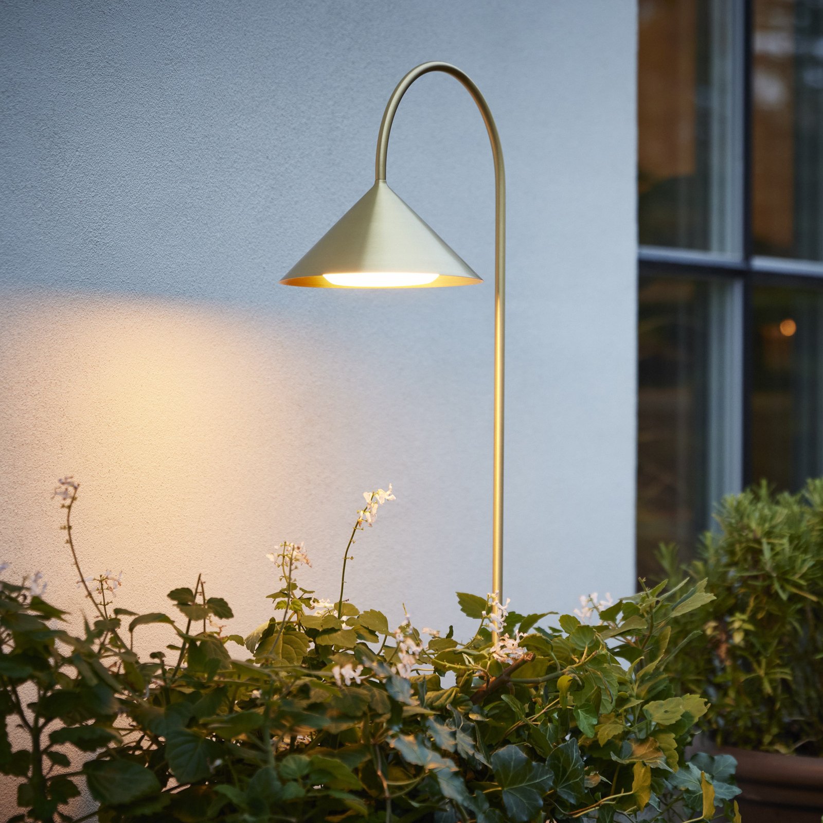 Lampada con picchetto a terra FRANDSEN LED Grasp, color ottone, altezza 82