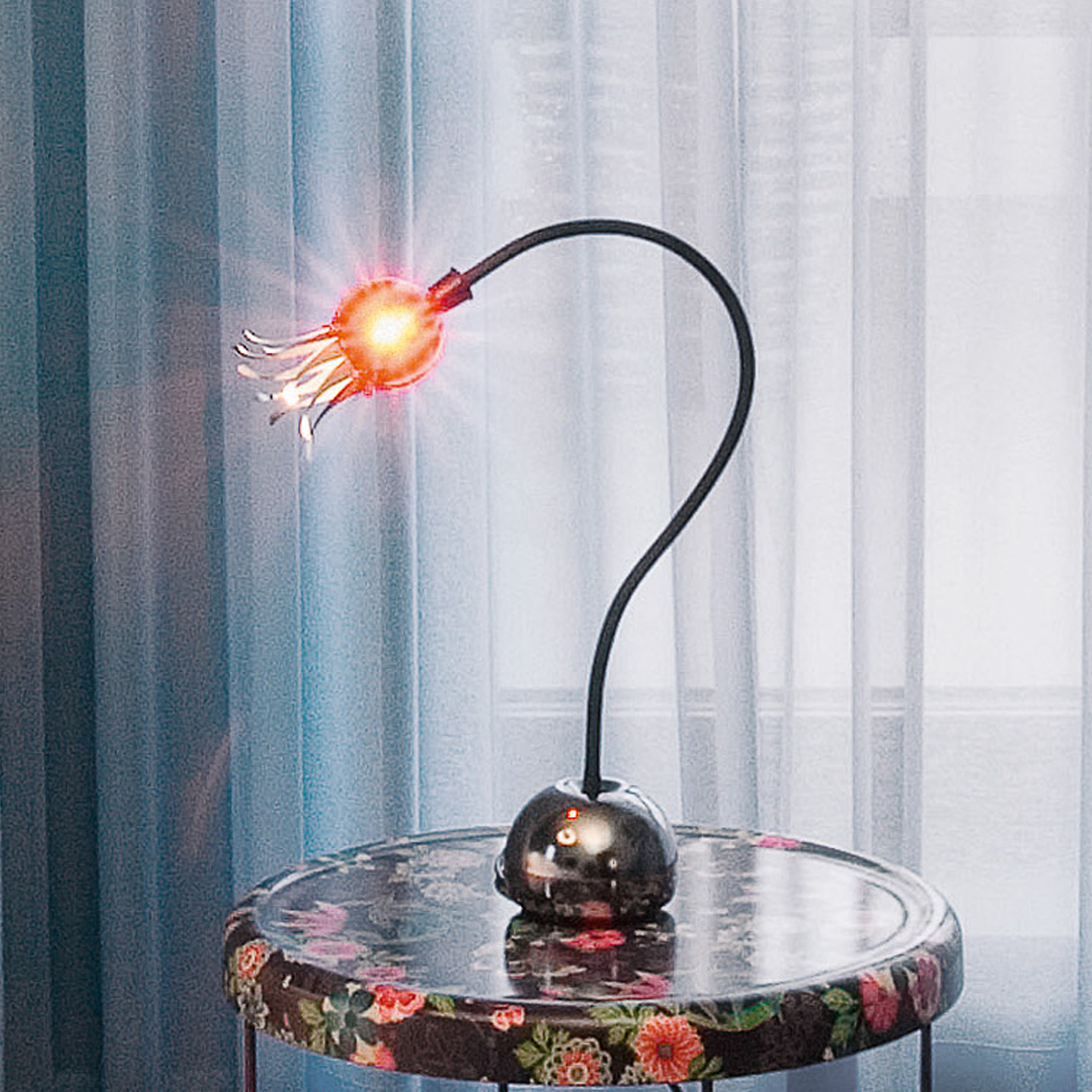 serien.lighting Poppy bordlampe, svart/rubinrød