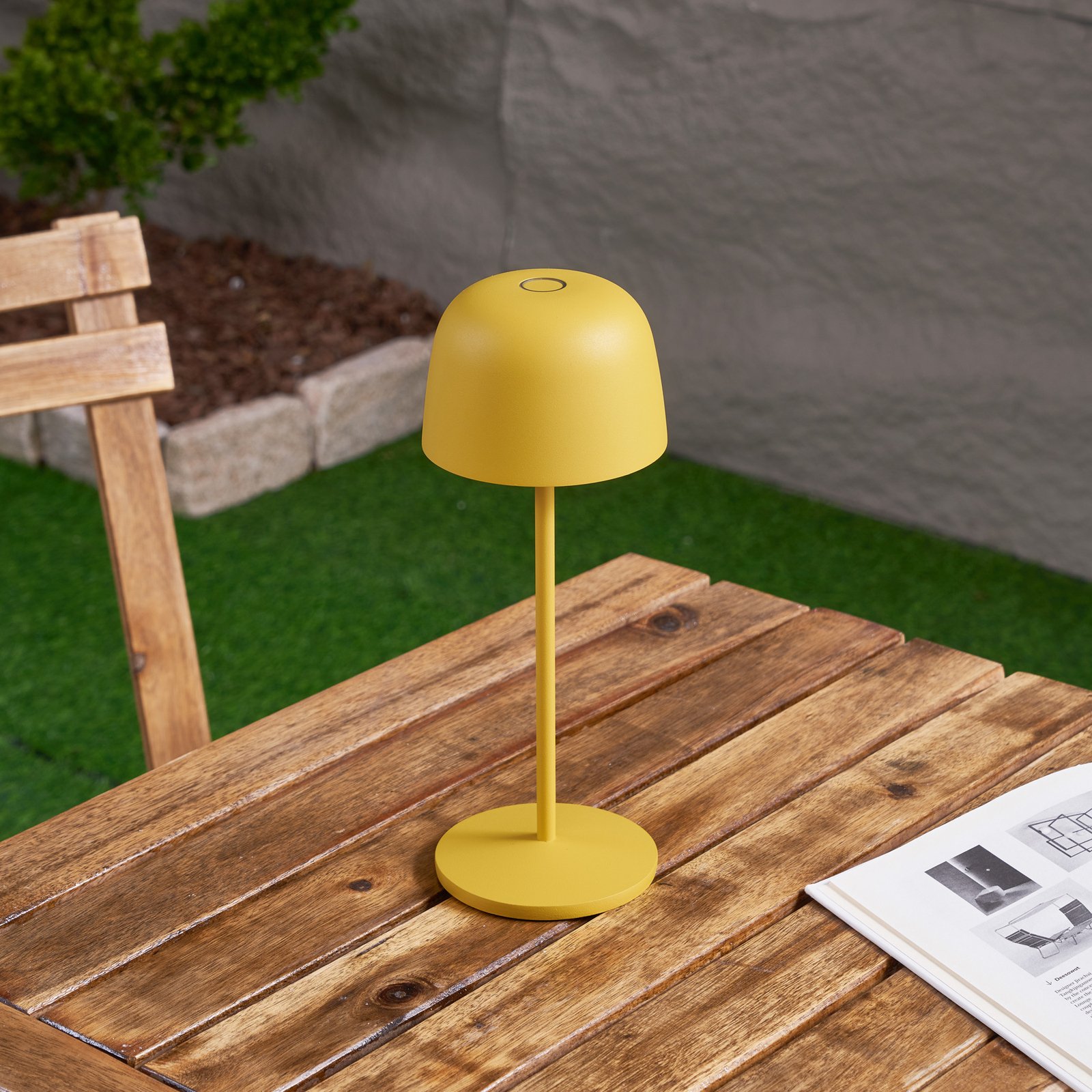 Lindby Candeeiro de mesa LED recarregável Arietty, amarelo, regulável, IP54