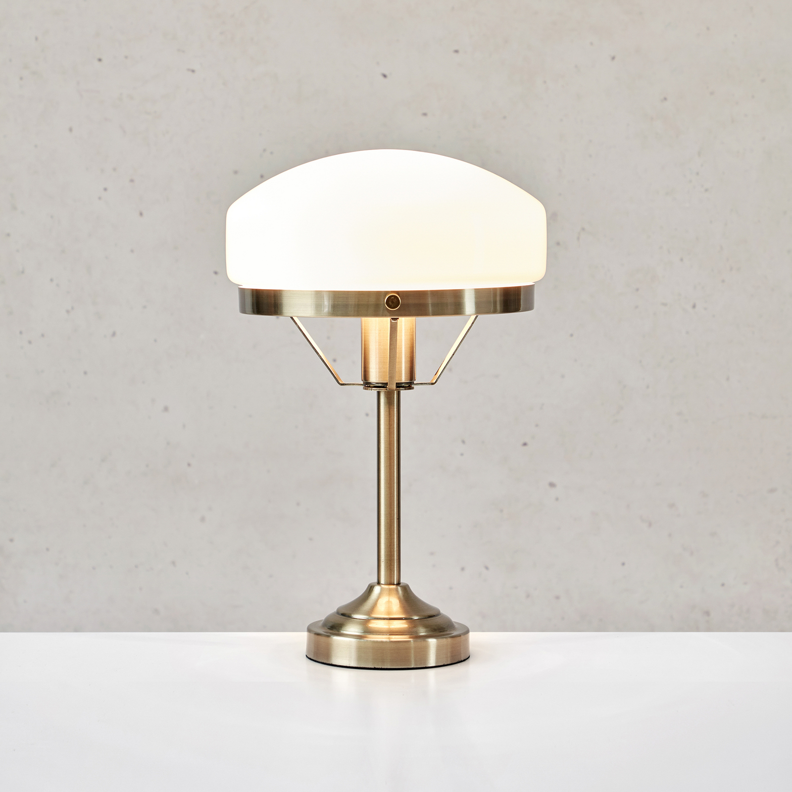 Aurelia bordlampe, messing/hvid, glas, højde 39 cm – Markslöjd