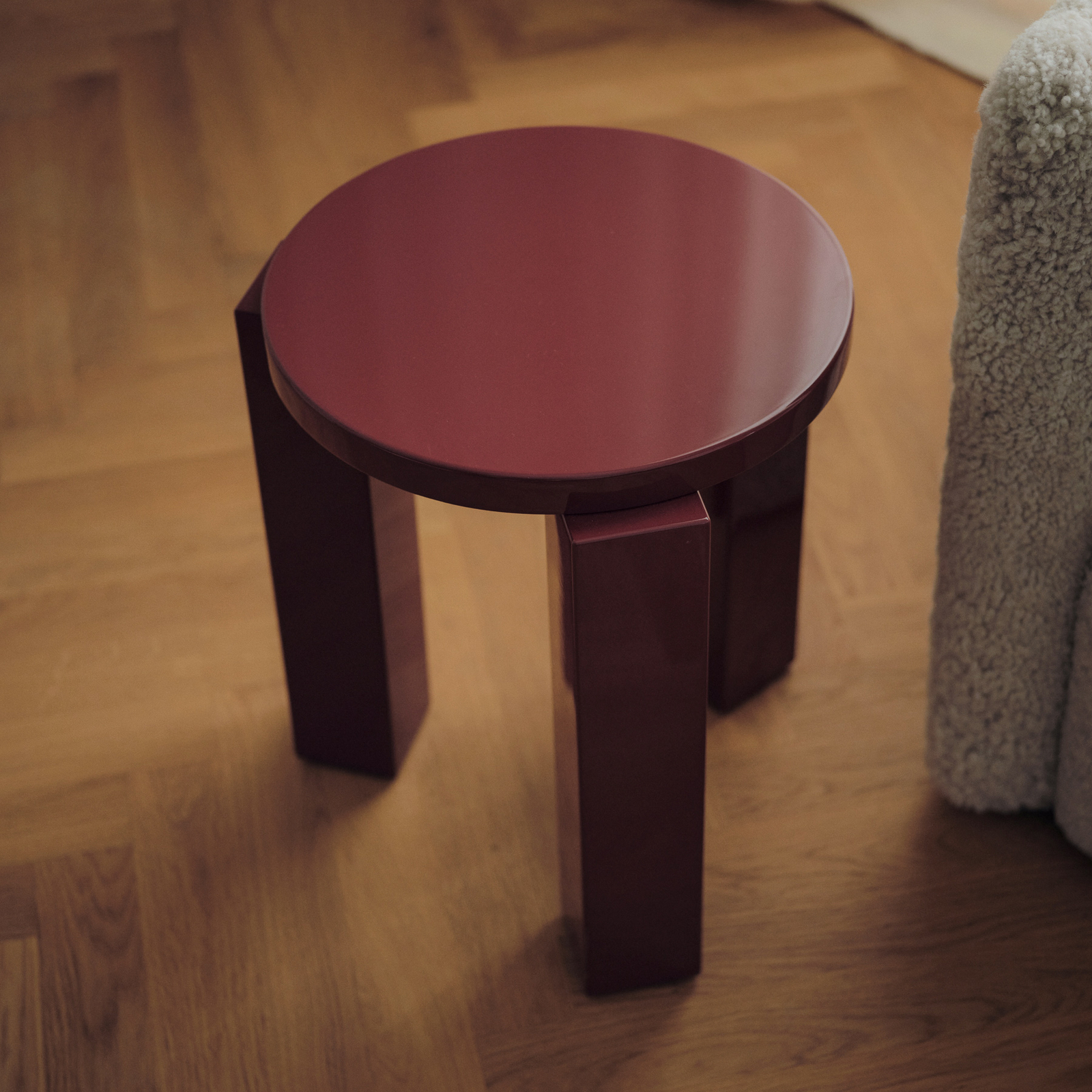 Atlas Hocker, dunkelrot, Ø 36 cm, Holz - New Works Atlas Hocker, dunkelrot, Ø 36 cm, Holz - New Works