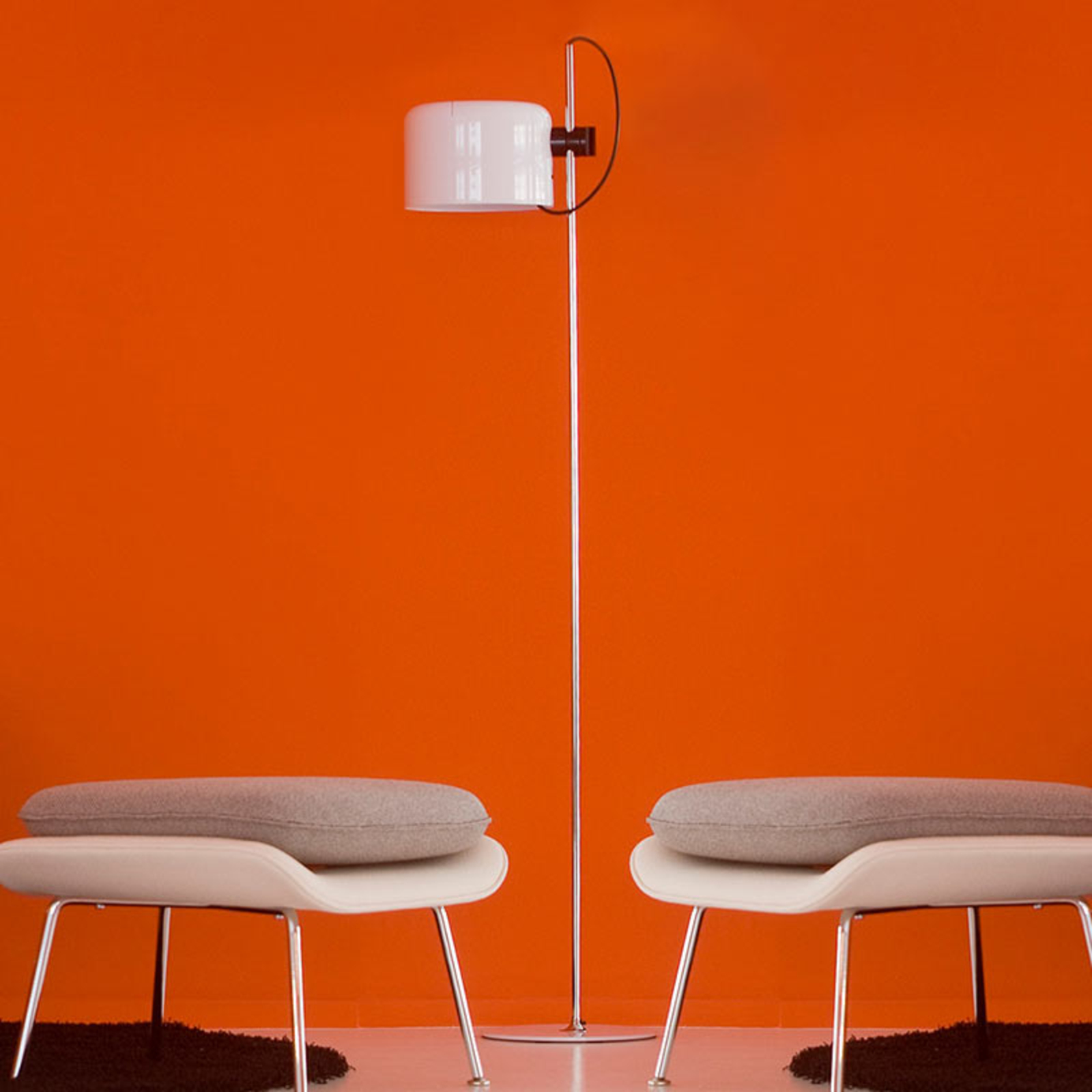 Oluce Coupé - lampă de podea cu design atemporal alb
