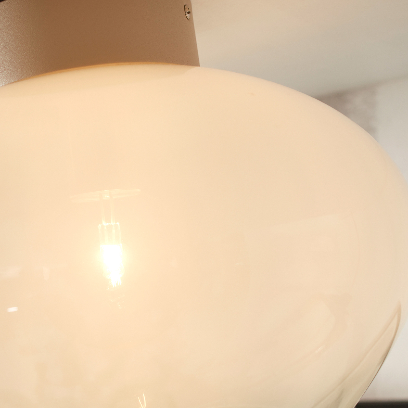 Jedná se o stropní svítidlo RoMi Bologna, mléčně bílé