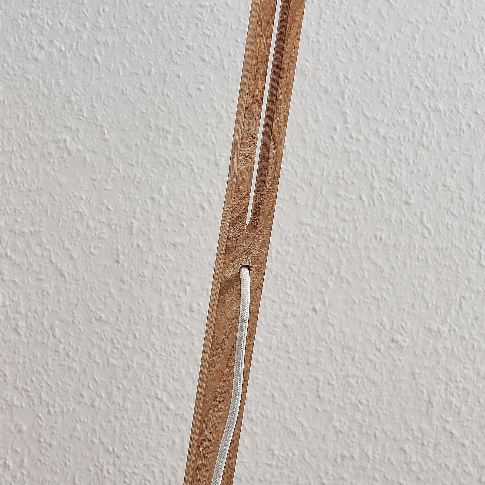 Lindby Tetja floor lamp with a wooden rod