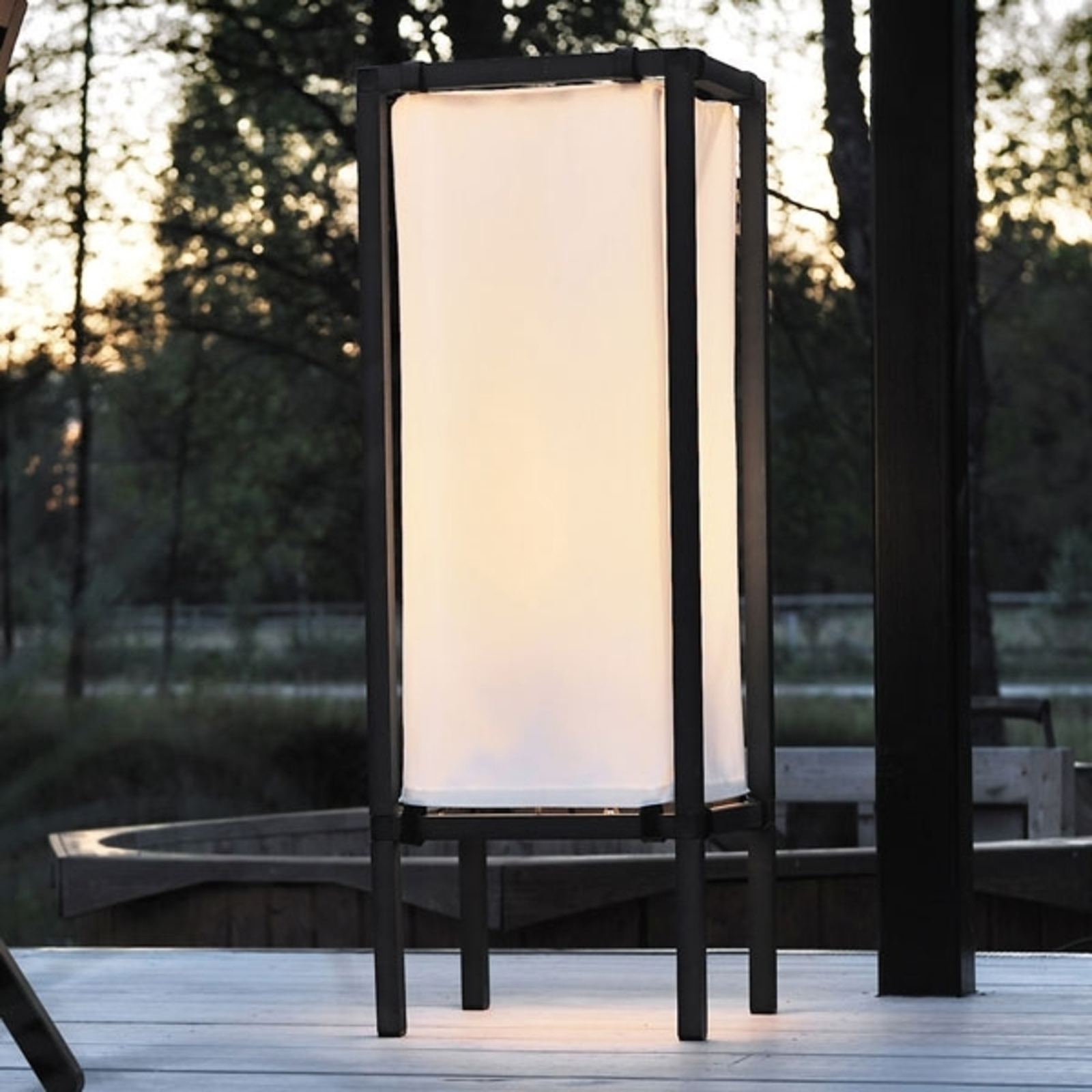 Konstsmide moderne standerlampe "New Palermo", m. stofskærm - terrasselampe - sort, hvid - aluminium, stof