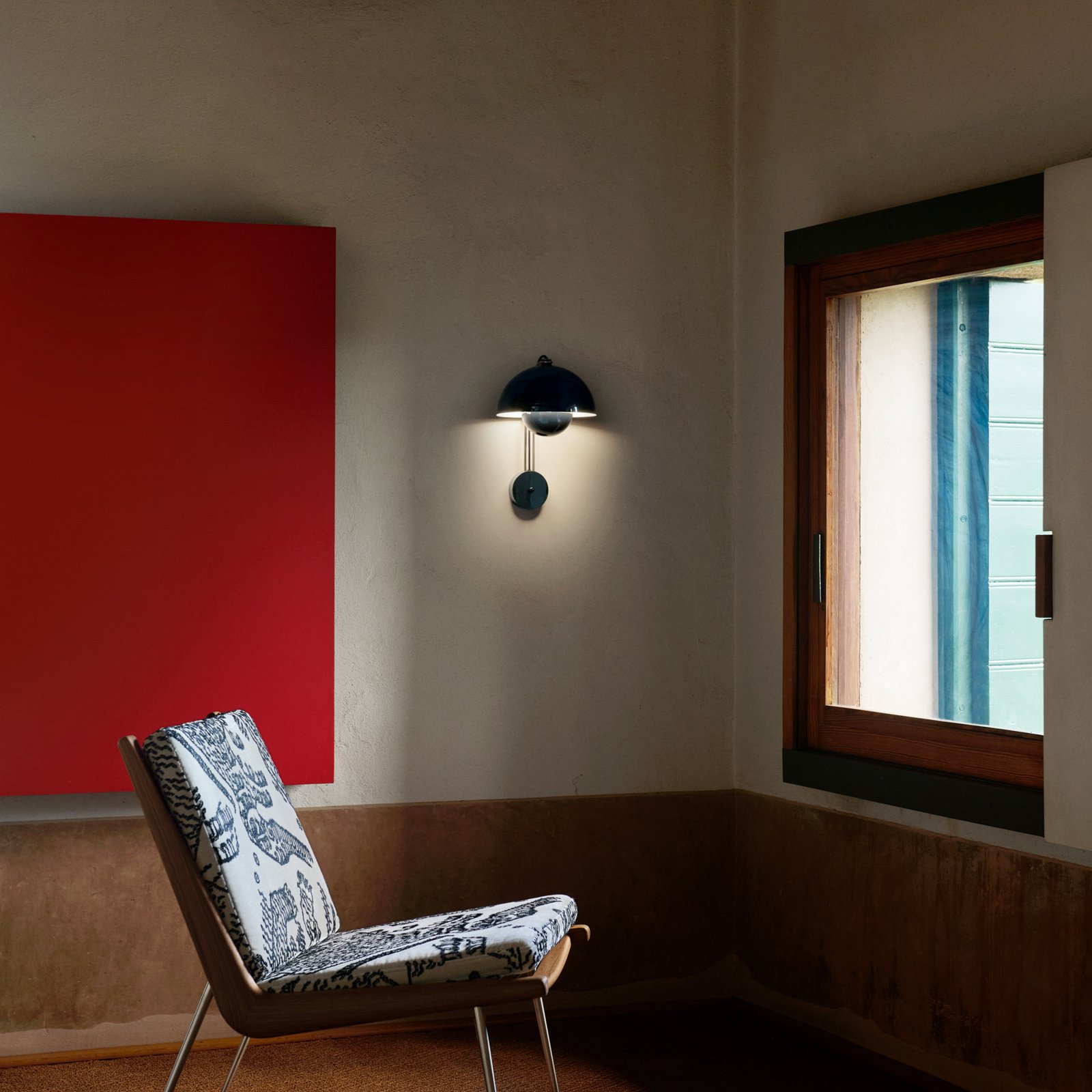 Nástěnné světlo Flowerpot VP8, ocelově modré, zástrčka - &TRADITION