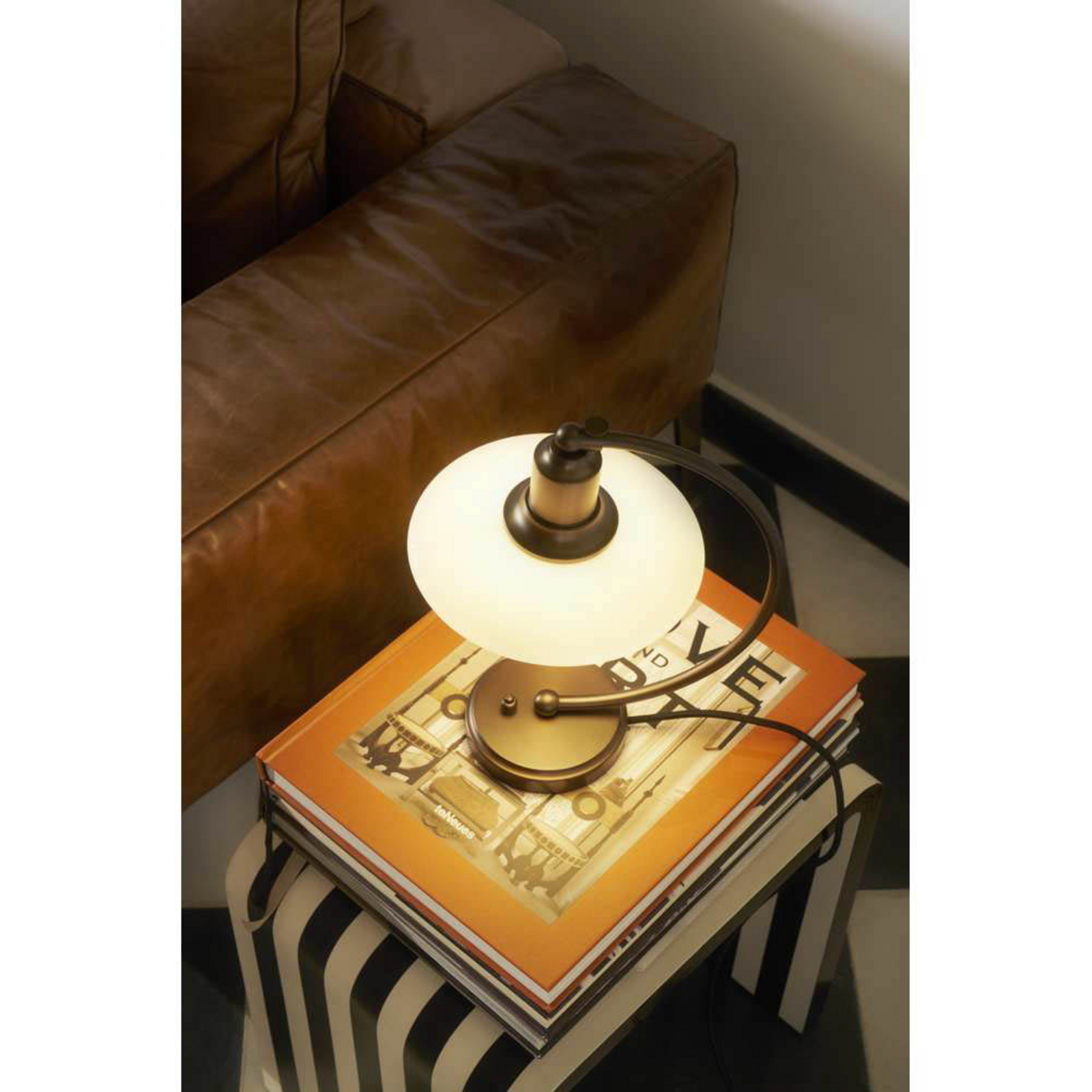PH 2/2 Luna Pöytävalaisin Aged Brass/Opaali Glass - Louis Poulsen