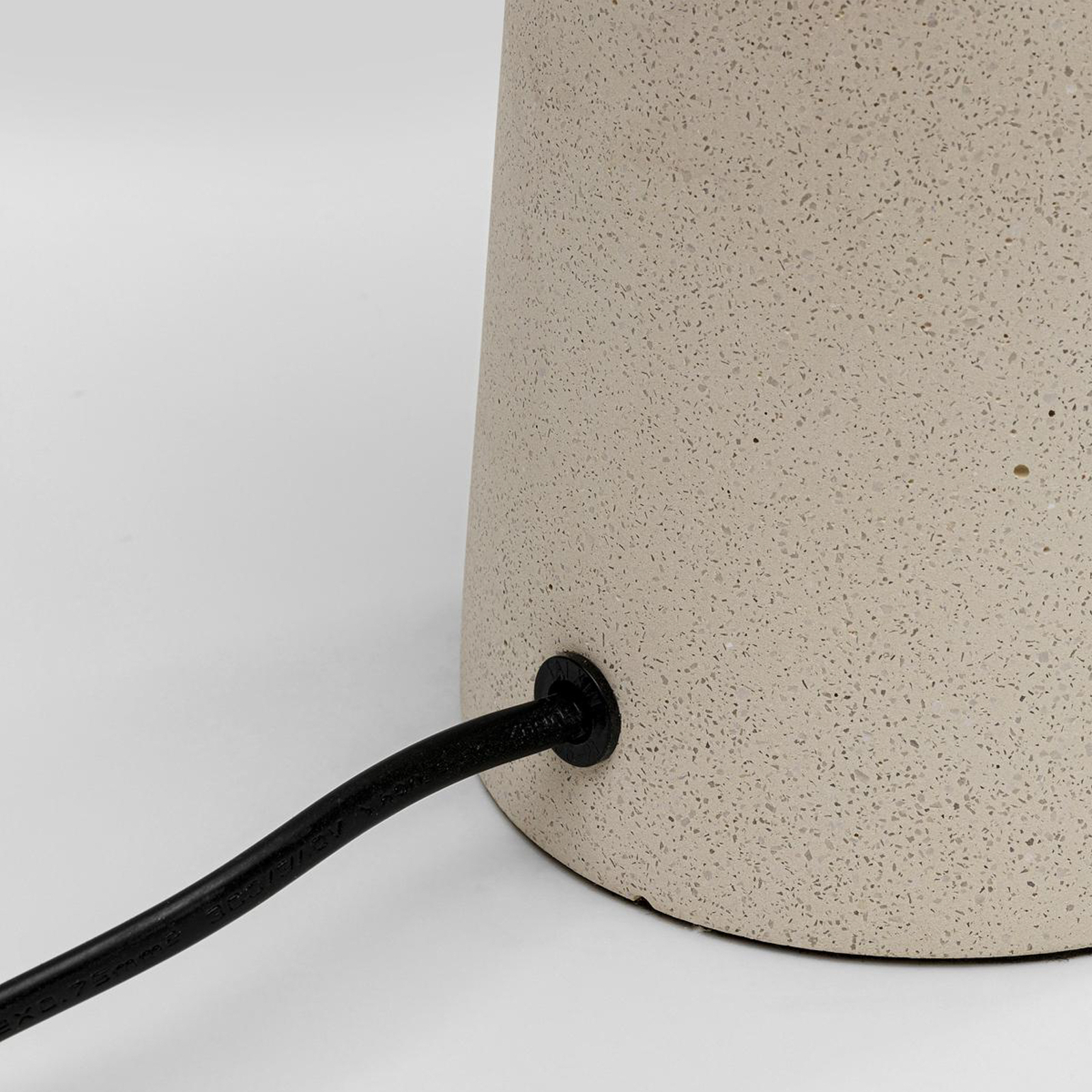 Kare tafellamp Bollie, betonnen voet beige, opaalglas hoogte 31 cm