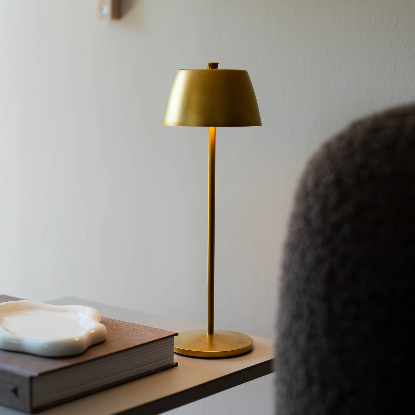 Konstsmide Lampe à poser LED rechargeable Eze, or mat, 32 cm, IP54, USB