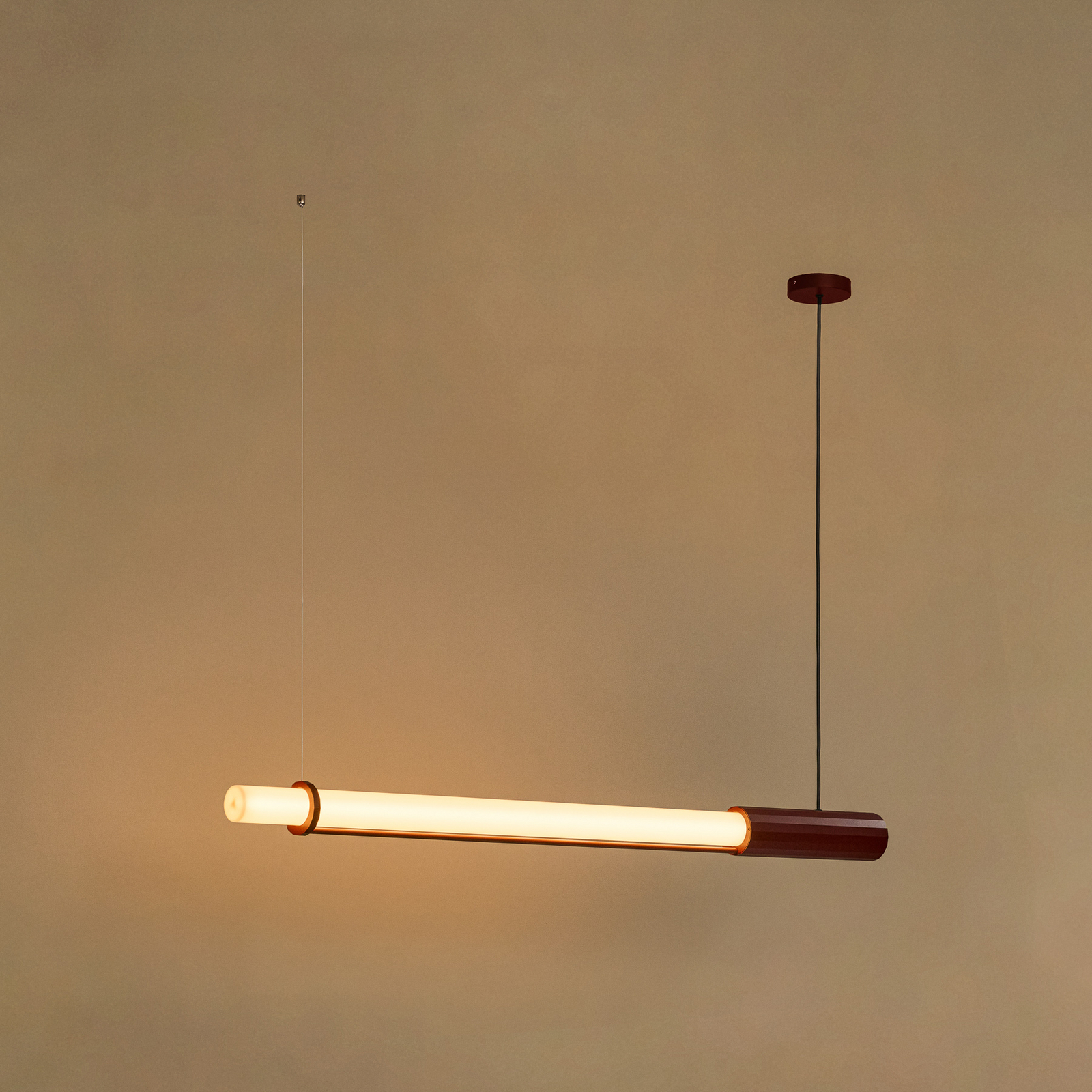 Lampada LED a sospensione In Fine, rossa, lunghezza 105 cm - DCW