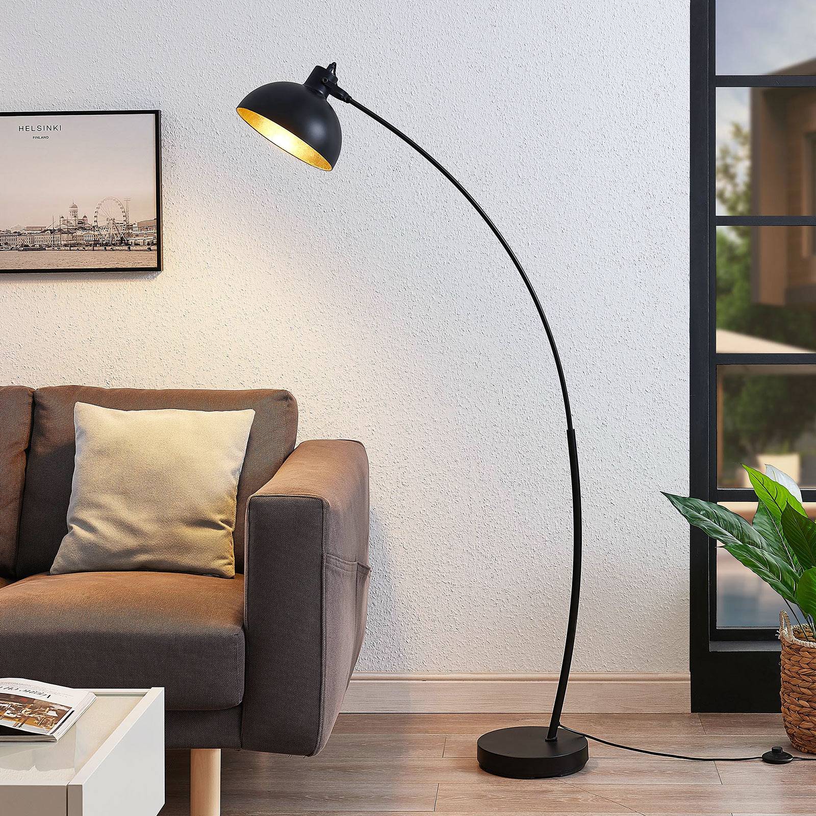 Łukowa lampa podłogowa Lindby Phileas, czarno-złoty, metal, 155 cm