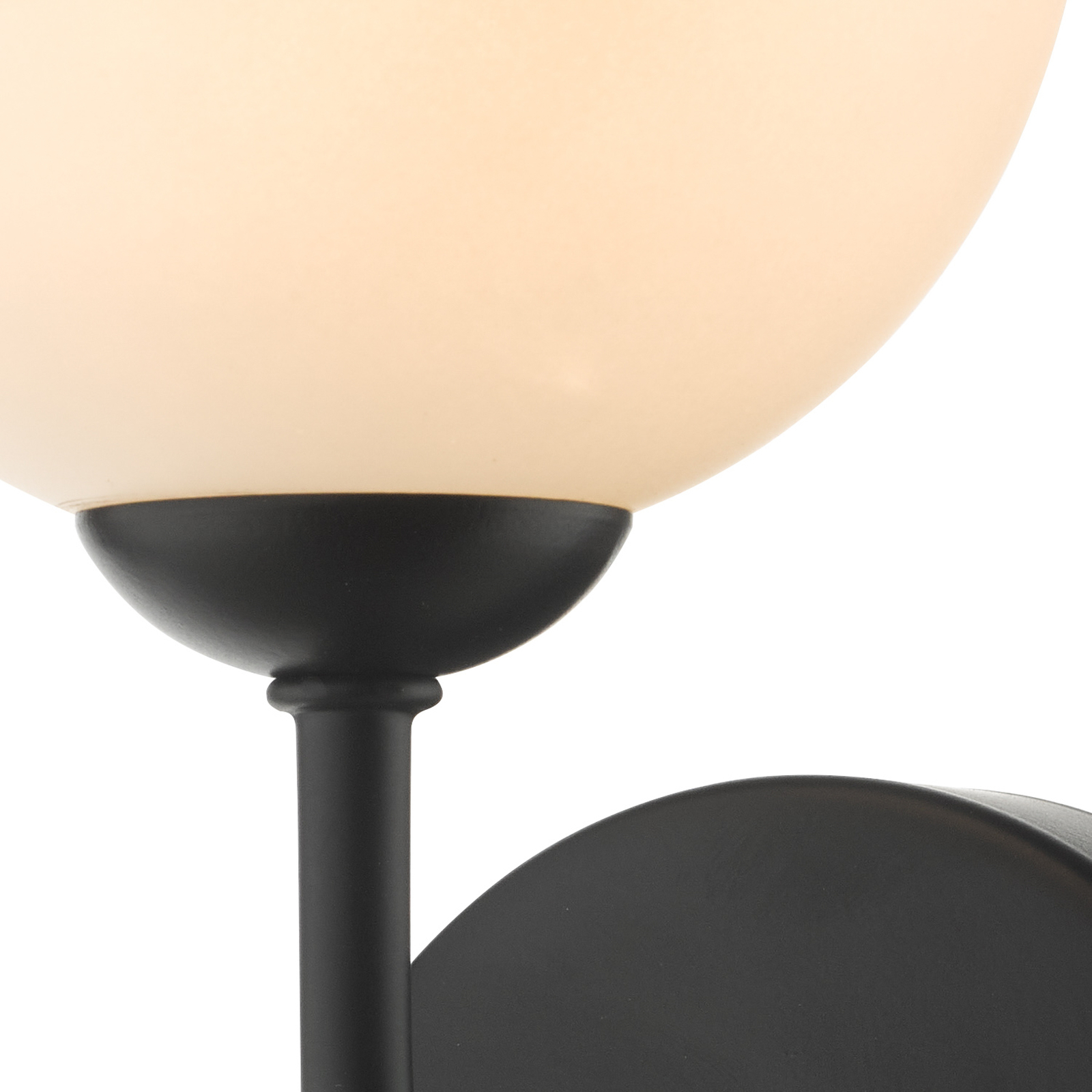 Wandlamp Feya in zwart met witte glazen bol