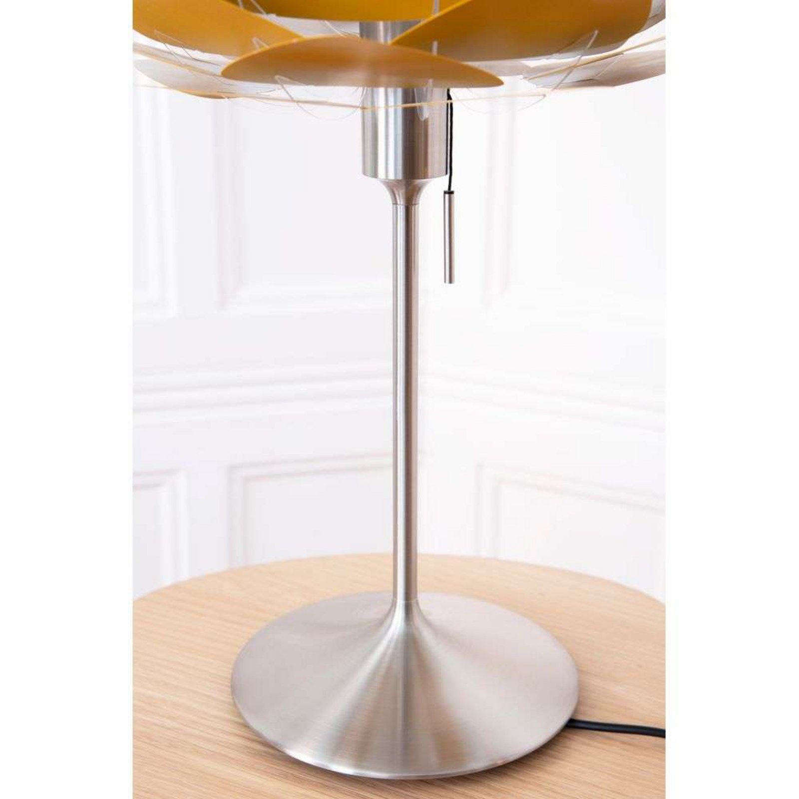 Santé Stand Stativ de Masa w/USB Brushed Steel - UMAGE