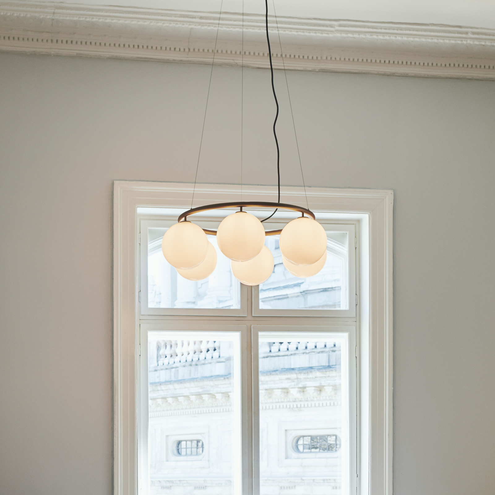 Miira 6 Circular lysekrone, Ø 80 cm, bronse/opal - Nuura Miira 6 Circular lysekrone, Ø 80 cm, bronse/opal - Nuura