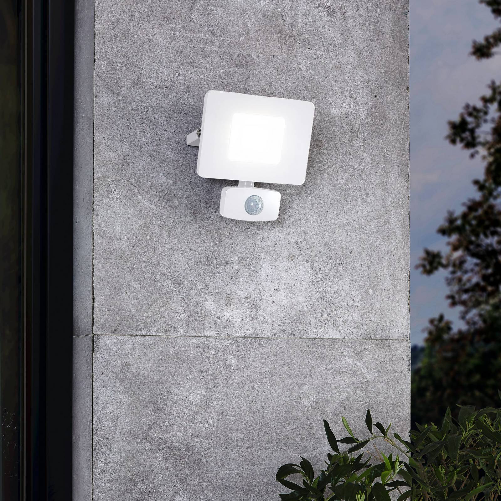 LED-Außenstrahler Faedo 3 mit Sensor, weiß, 20W günstig online kaufen