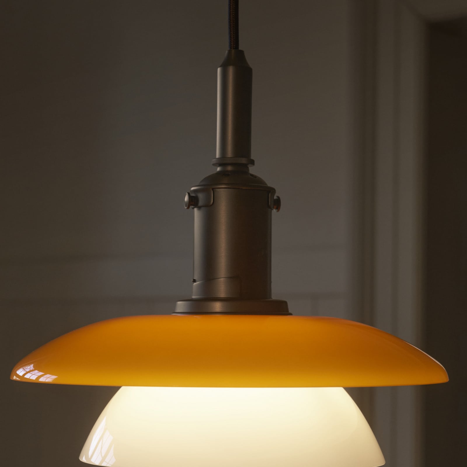 Louis Poulsen Lampada a sospensione PH 3/3 Centenary ambra/bianco Ø 28 cm Louis Poulsen Lampada a sospensione PH 3/3 Centenary ambra/bianco Ø 28 cm