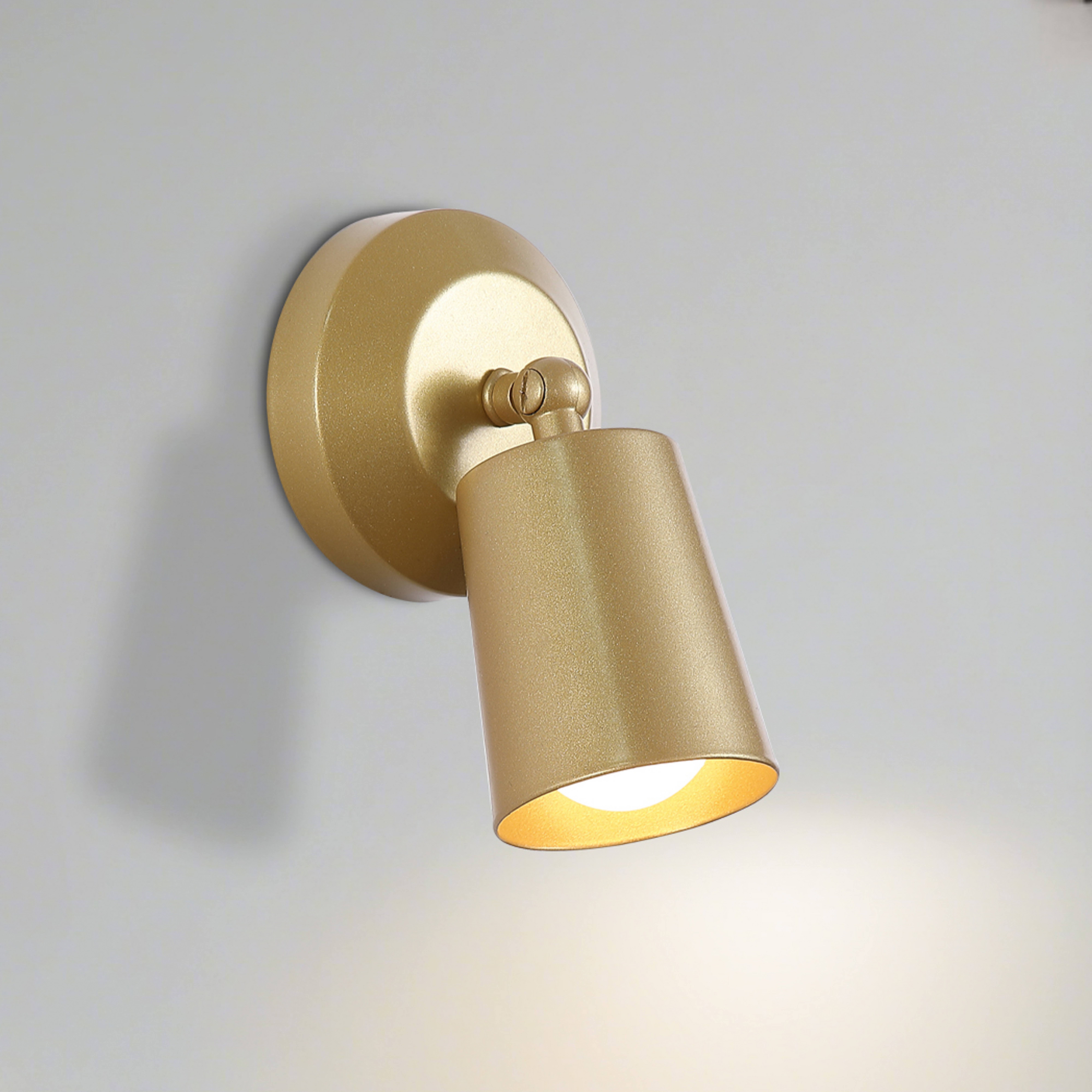 LED akkumulátoros fali lámpa CONE, arany színű, szélesség 10 cm, fém