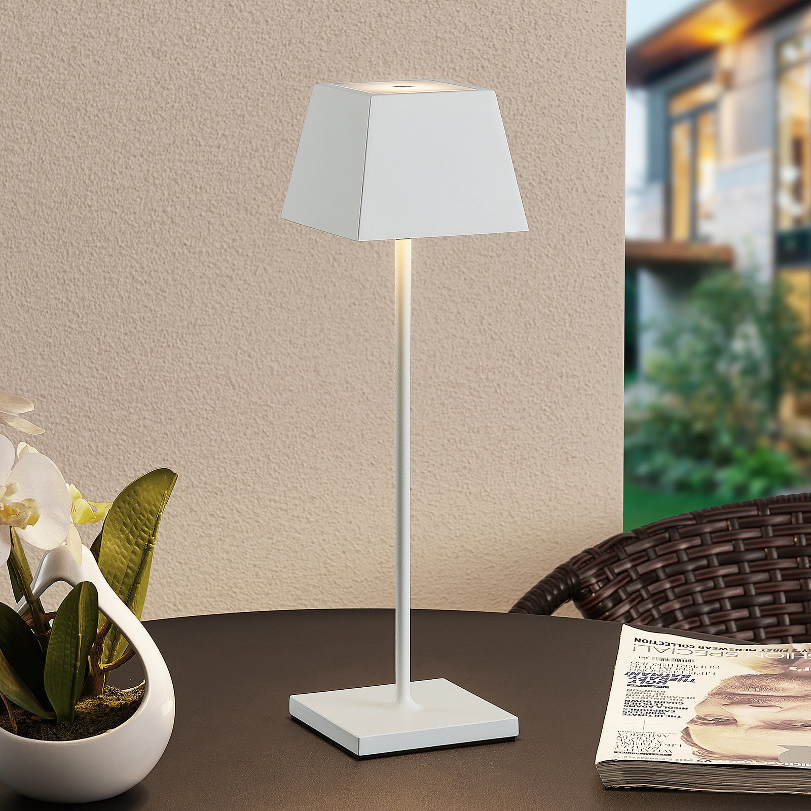 Lucande Patini LED-Tischlampe für außen, weiß