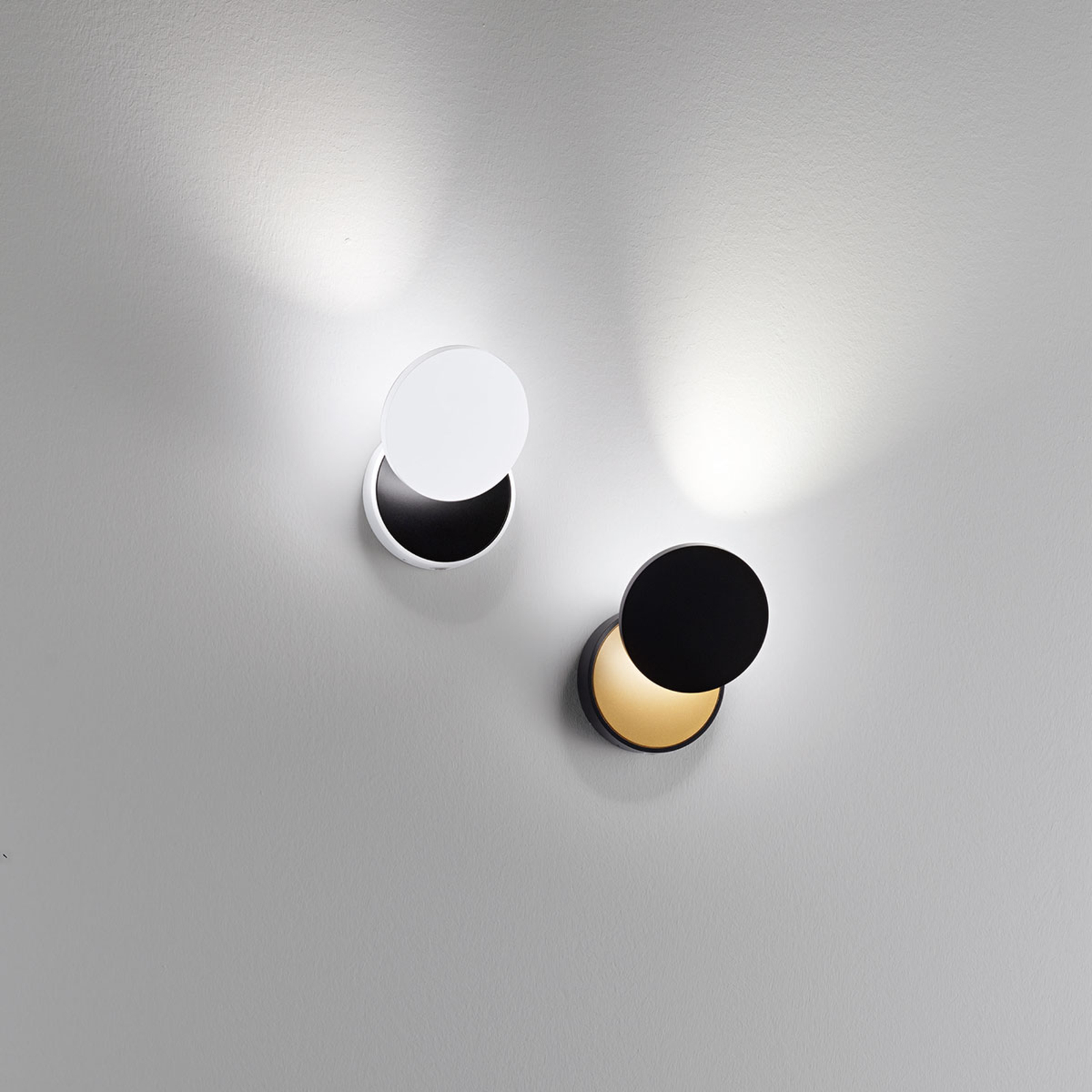 Ara LED wall light with reading spot, black/gold