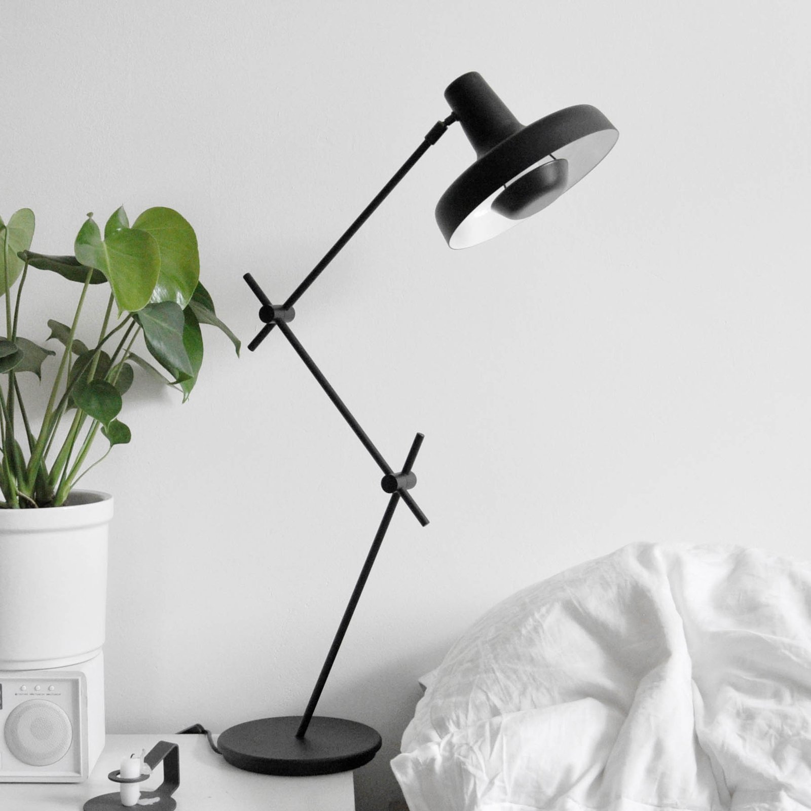 GRUPA Arigato table lamp, three-piece arm black