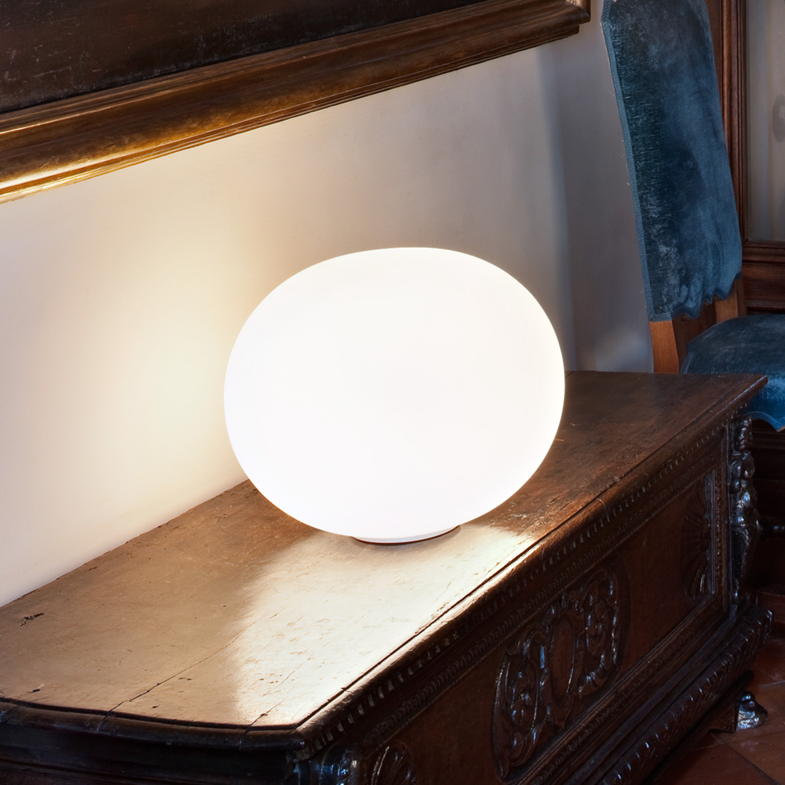 FLOS Glo-Ball Basic Zero – biela stolná lampa