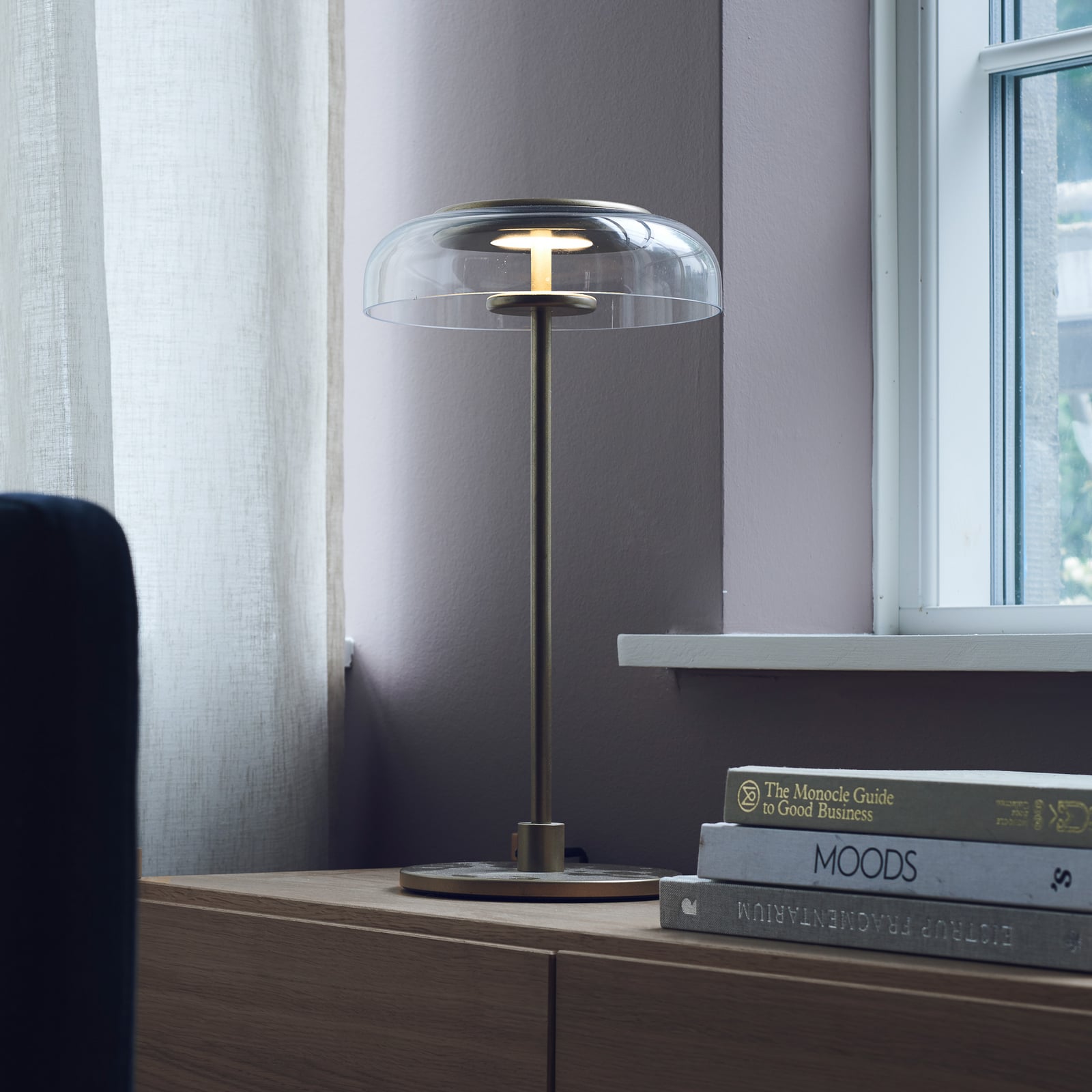 Nuura LED stolní lampa Blossi, výška 43 cm, zlatá/čirá