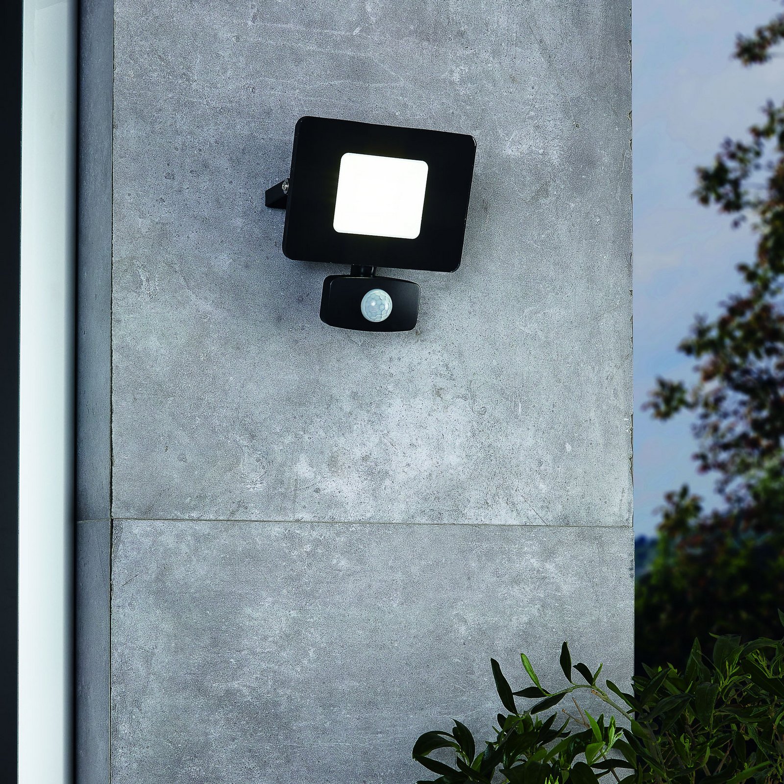 LED buitenspot Faedo 3 met sensor, zwart, 20W