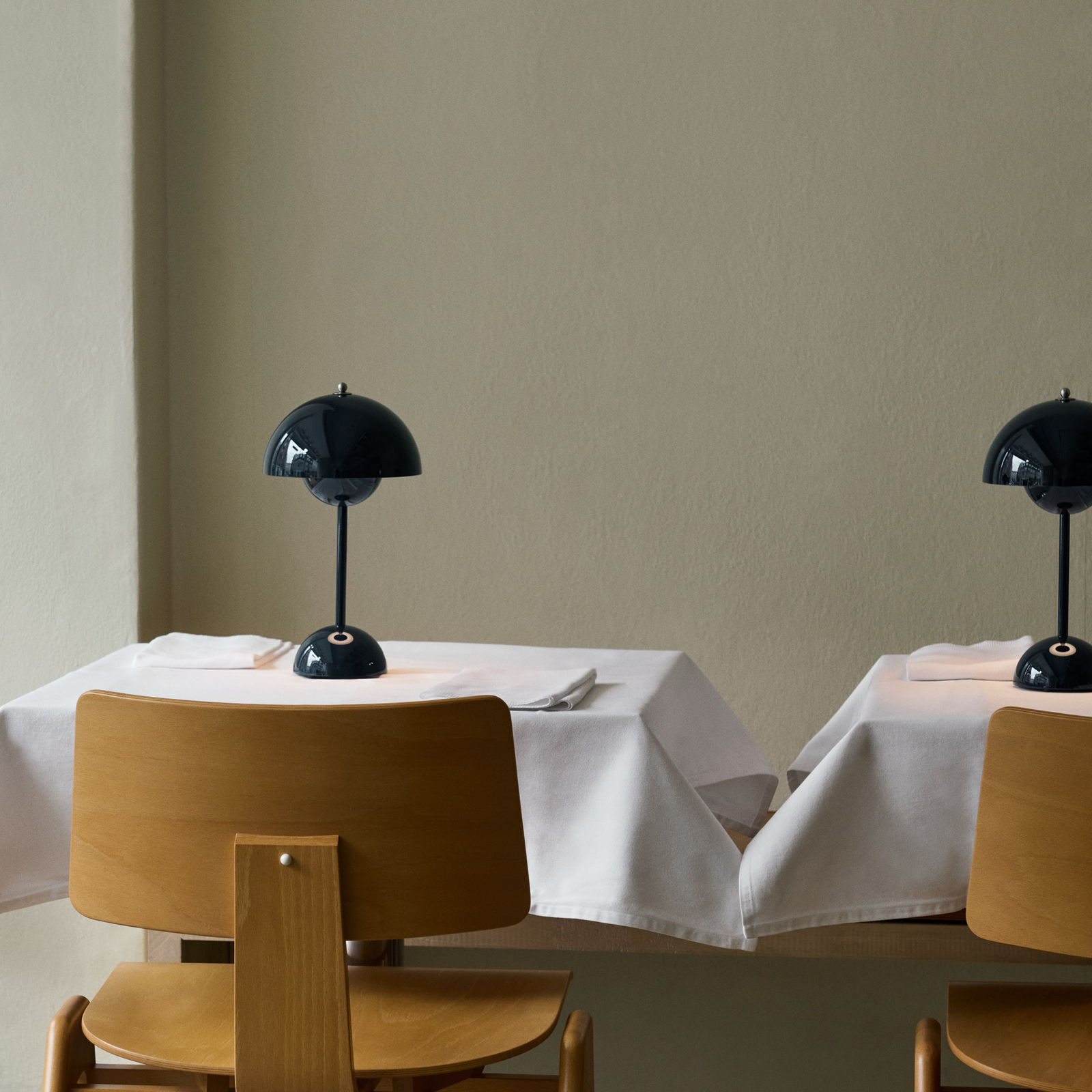 Flowerpot VP9 LED-Akku-Tischlampe stahlblau IP44, &TRADITION