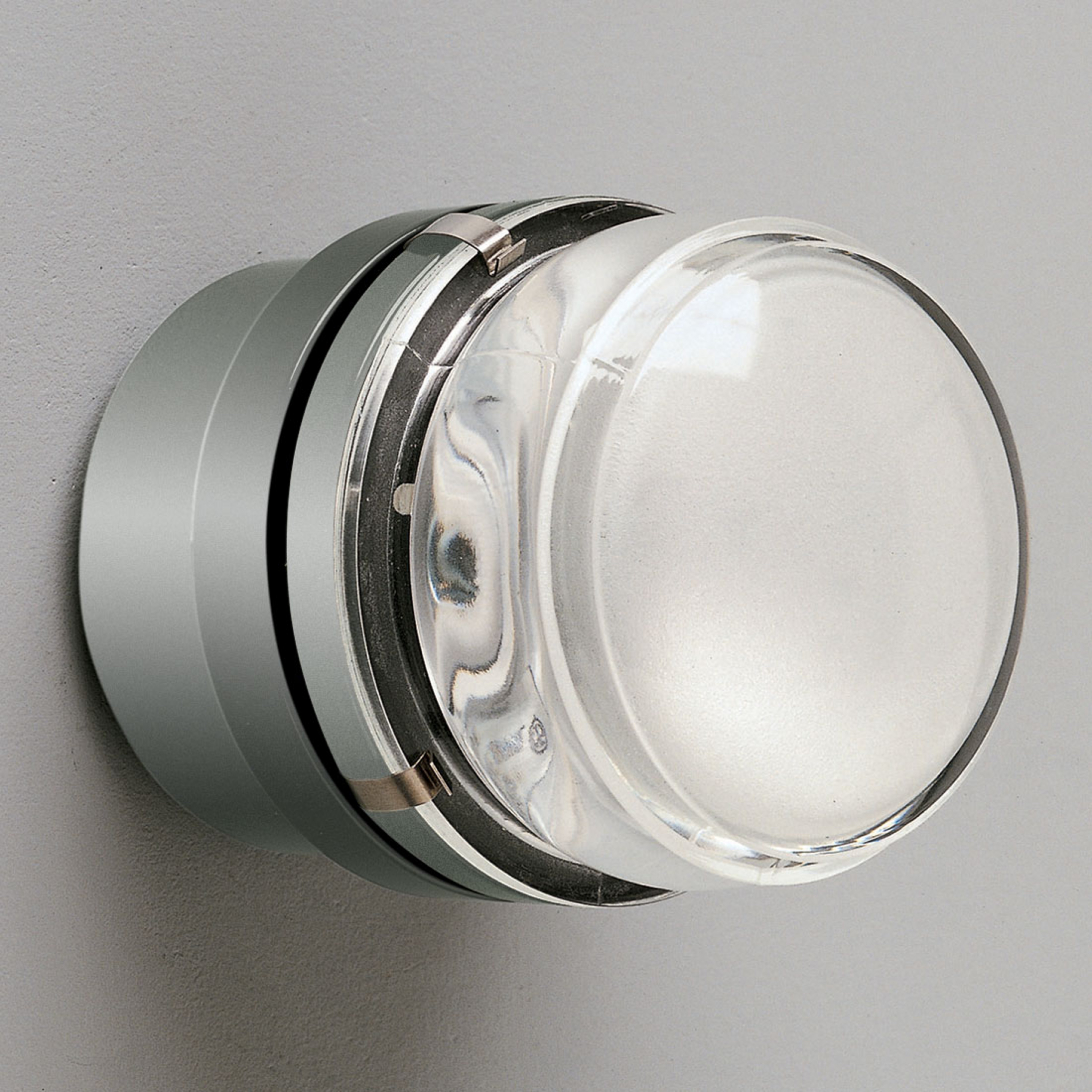 Oluce Wandleuchte Fresnel, chrom, Glaslinse, IP44, E14
