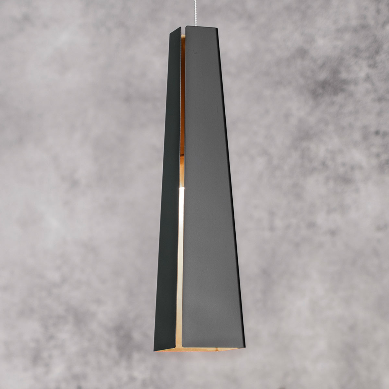 Čierno zlatá hliníková závesná lampa Pluma, LED