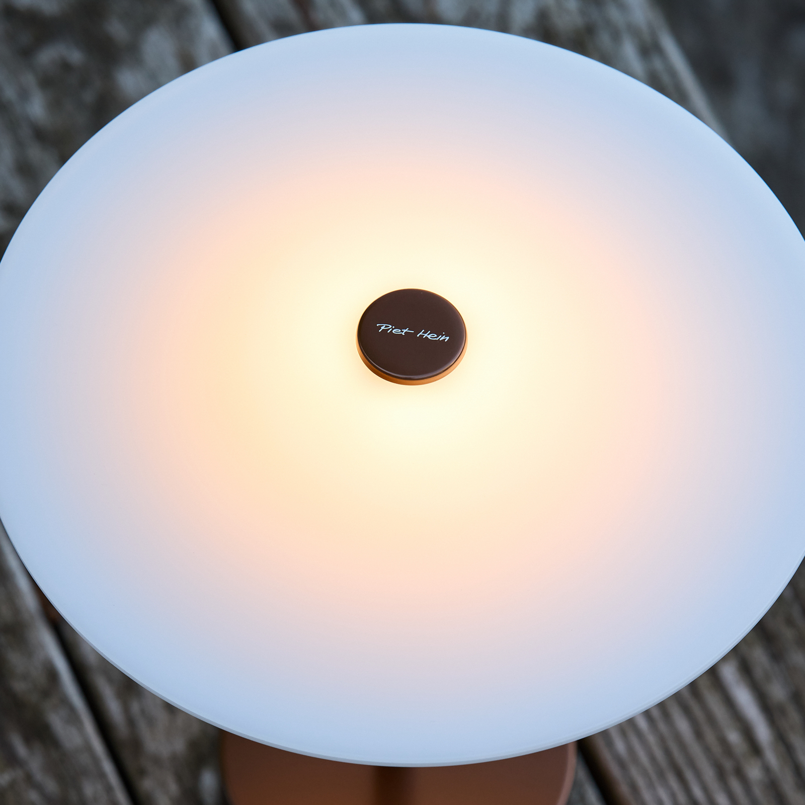 Sinus 22 bærbar LED-bordlampe, bronse, IP44 – Piet Hein Sinus 22 bærbar LED-bordlampe, bronse, IP44 – Piet Hein