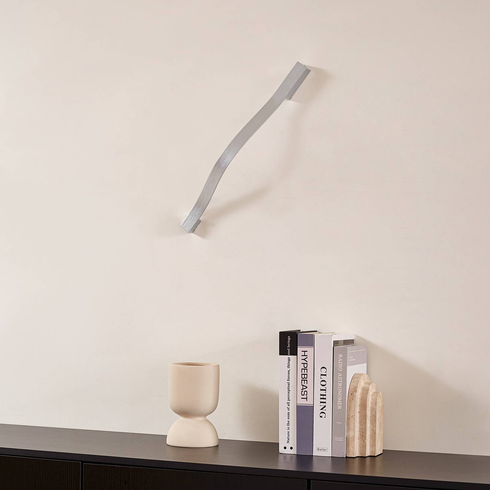 Kinkiet LED Lindby Alvon, srebrny, wysokość 50 cm, metal