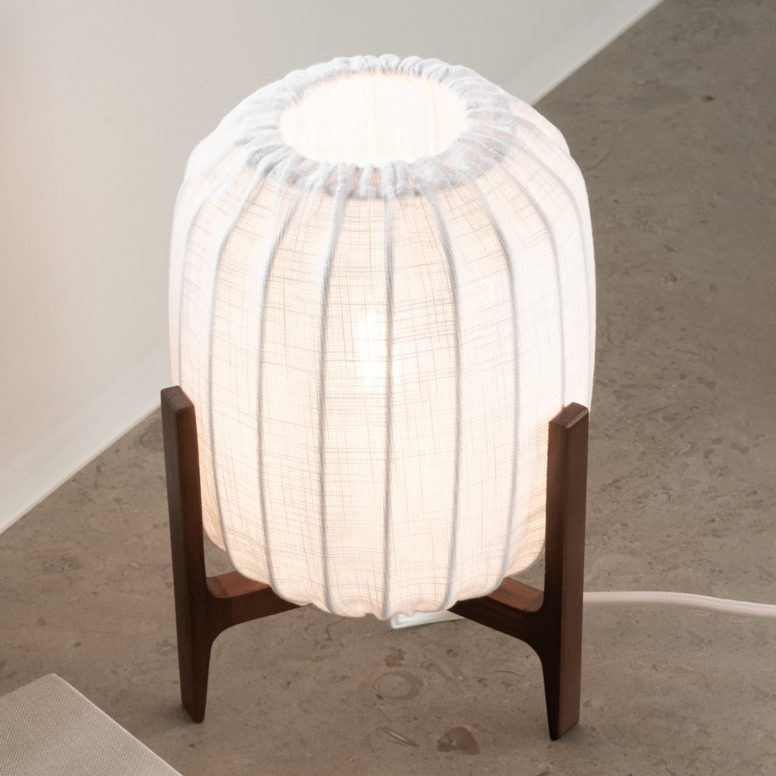 Prisma bordlampe, ask/hvid, 24 cm, træ – Watt &amp; Veke Watt & Veke - Stue - Design - Med én lyskilde billede