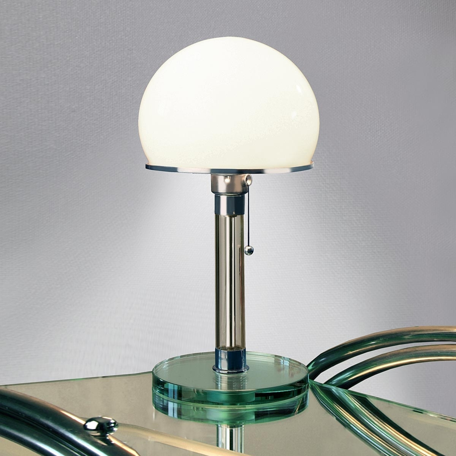 TECNOLUMEN Wagenfeld WG24 bordlampe med glassfot