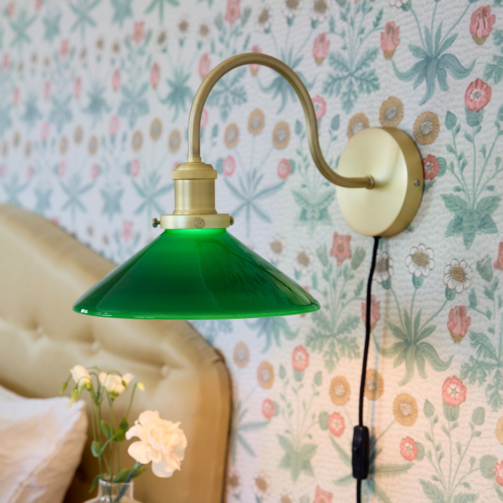 PR Home Axel wall light, brass-coloured, green glass shade